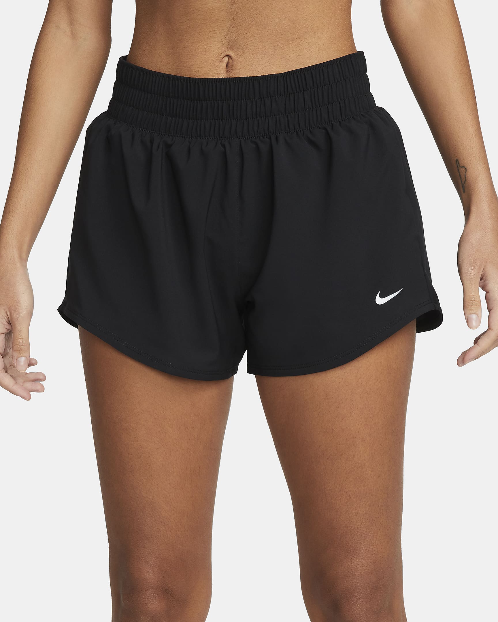 Nike One Pantalons curts Dri-FIT de cintura mitjana amb eslip incorporat de 8 cm - Dona - Negre