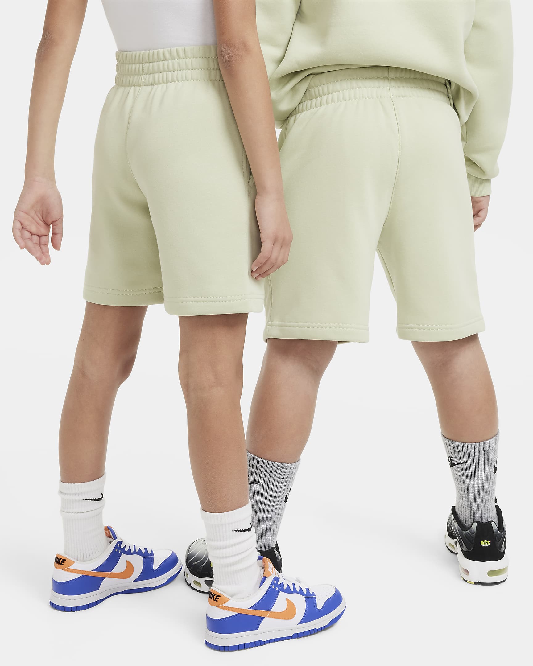 Nike Sportswear Club Fleece-shorts i french terry til større børn - Olive Aura/hvid