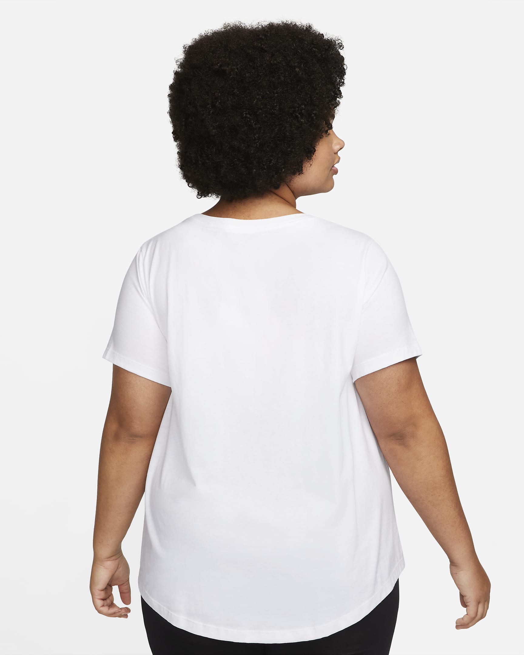 Nike Sportswear Club Essentials Women's T-Shirt (Plus Size). Nike RO