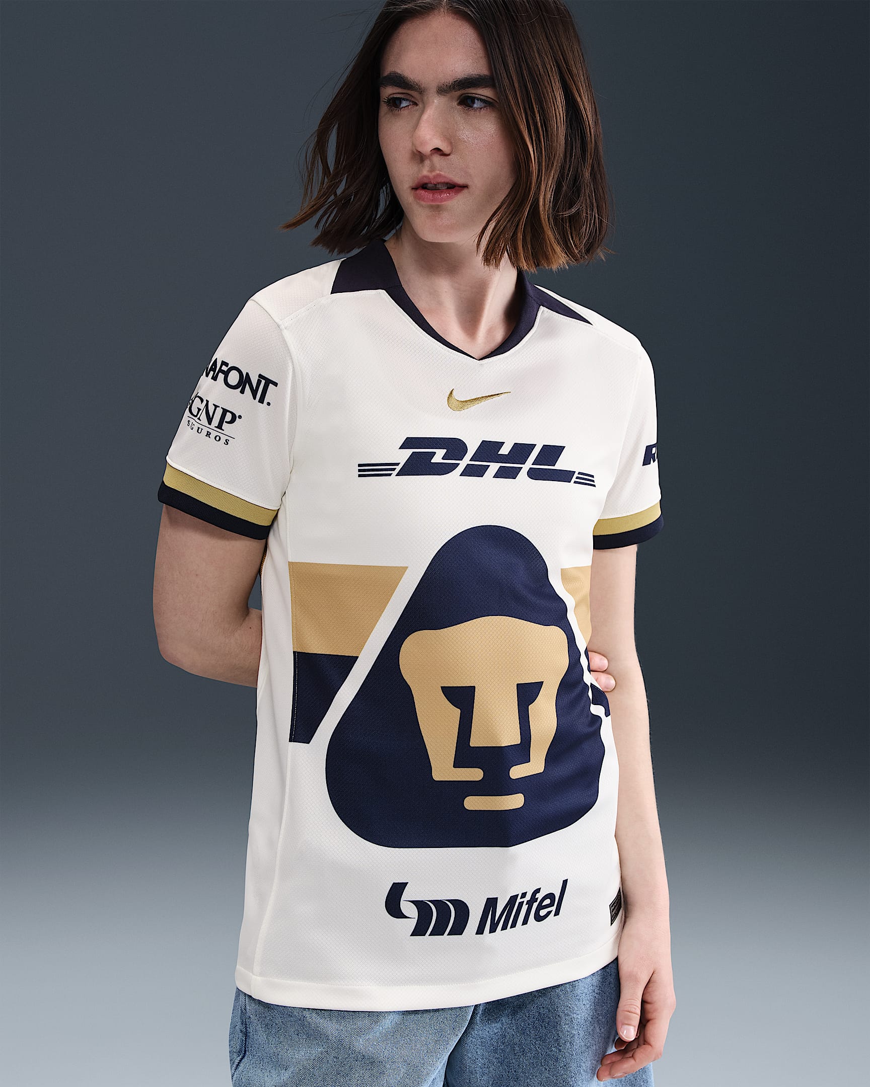 Jersey de fútbol Nike Dri-FIT Replica de los Pumas UNAM local 2025/26 Stadium para mujer - Vela/Oro club