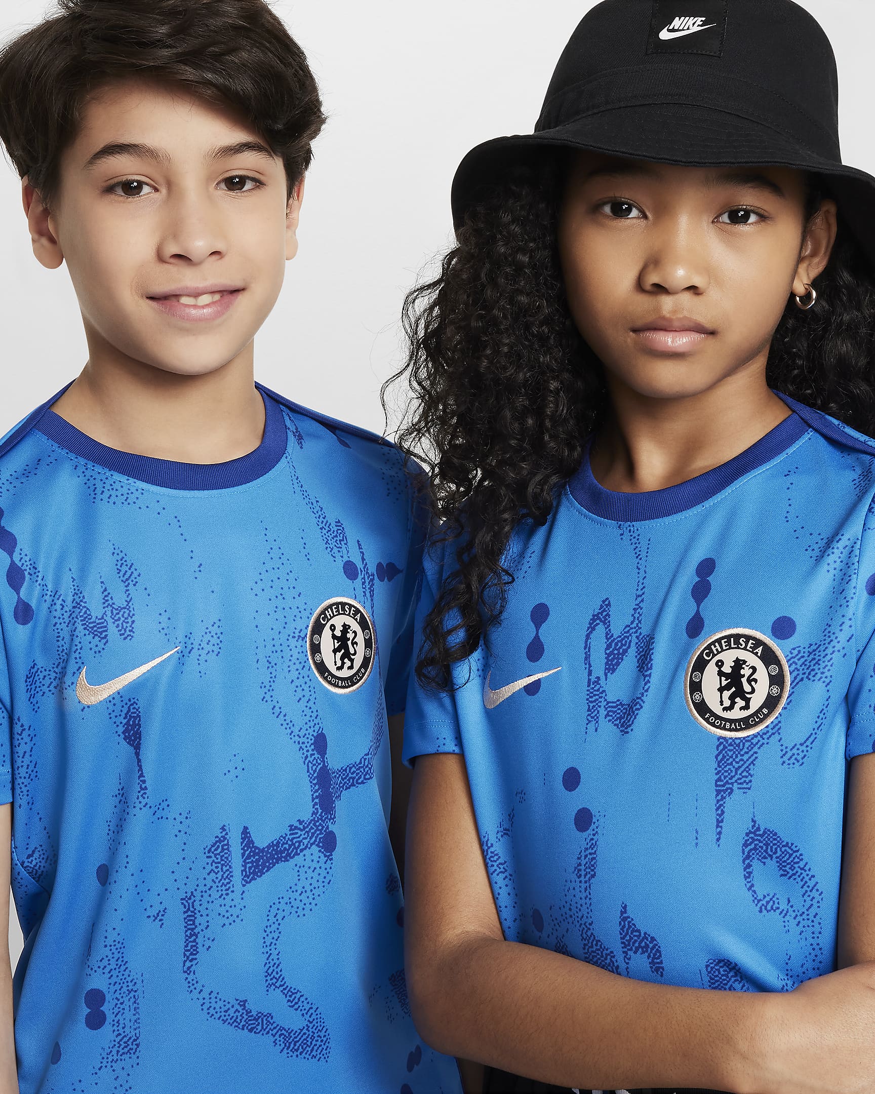 Chelsea FC Academy Pro Camiseta de fútbol de manga corta para antes del partido Nike Dri-FIT - Niño/a - Light Photo Blue/Rush Blue/Guava Ice