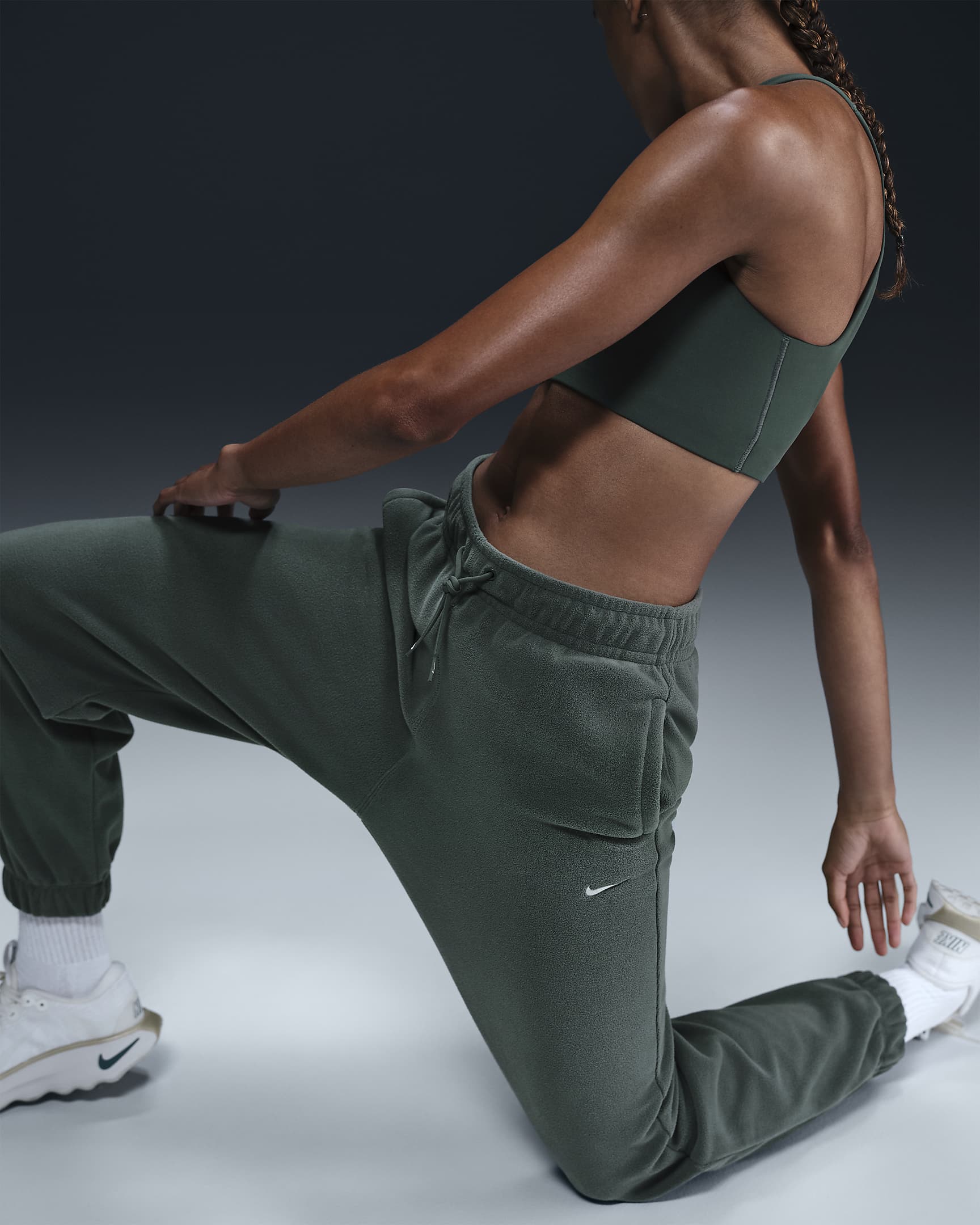 Nike Therma-FIT One Pantalons amples de teixit Fleece - Dona - Vintage Green/Pale Ivory