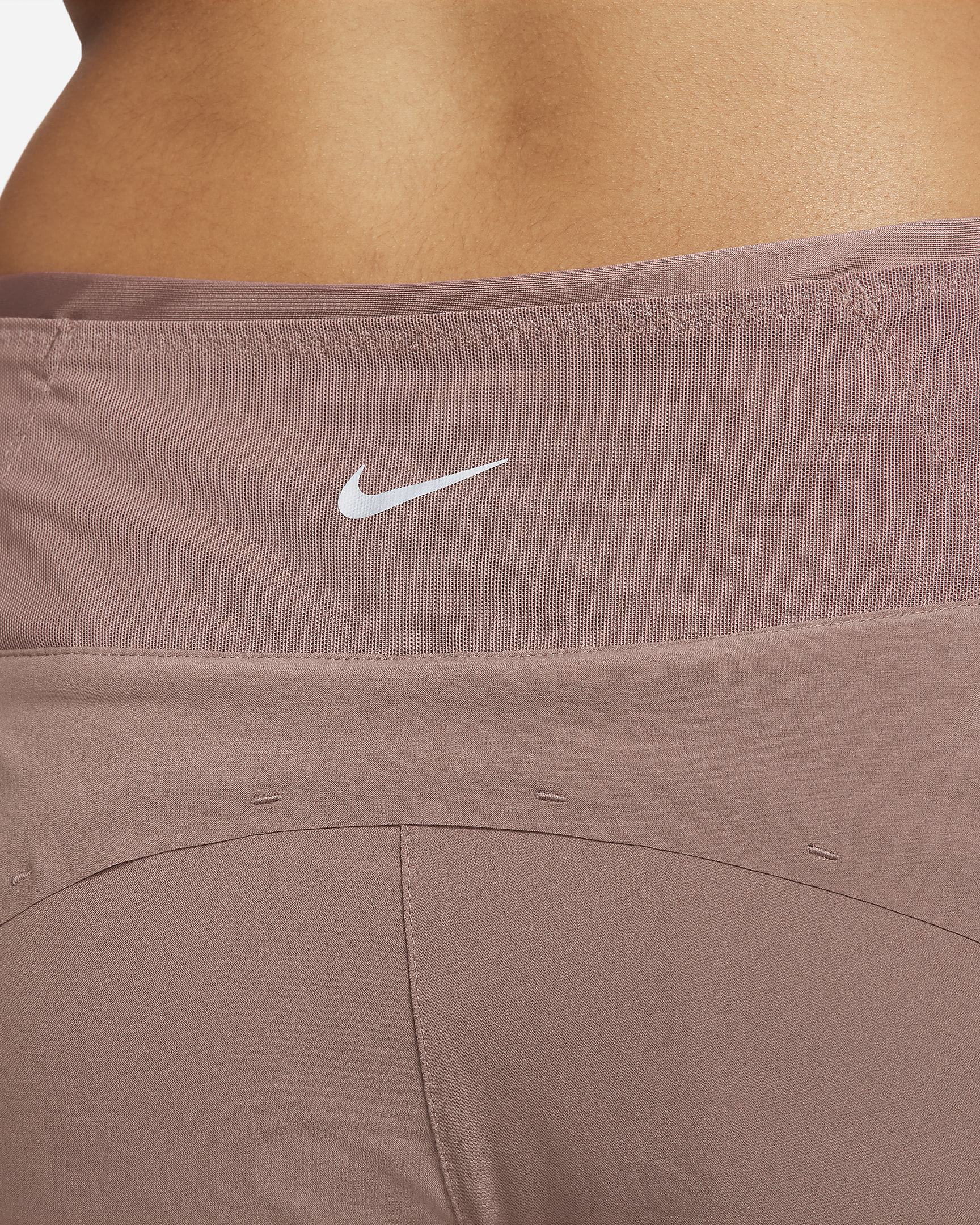 Shorts de running de tiro medio 2 en 1 de 8 cm con bolsillos para mujer Nike Dri-FIT Swift - Malva humeante