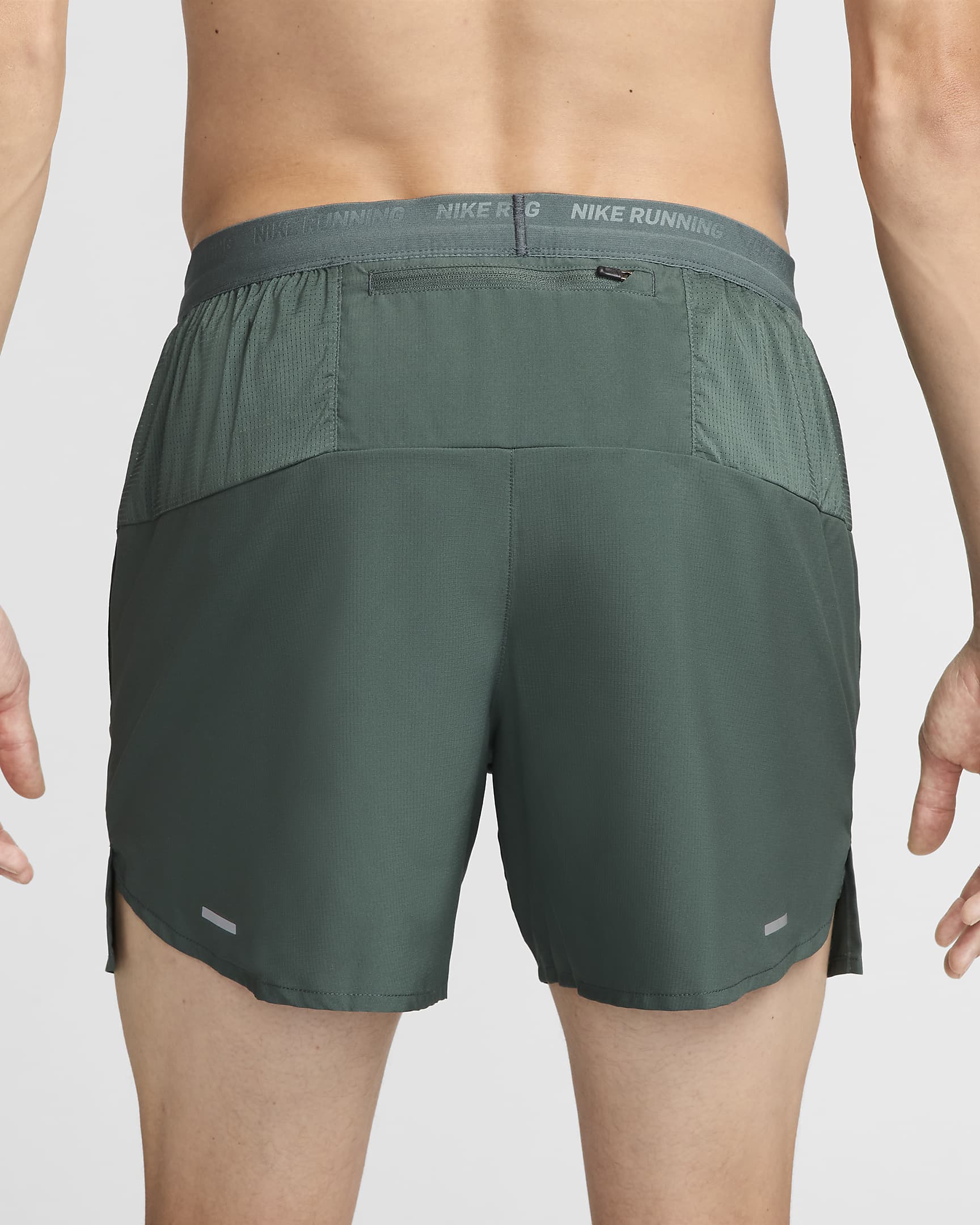 Shorts de correr Dri-FIT de 13 cm con forro de ropa interior para hombre Nike Stride - Verde vintage/Negro