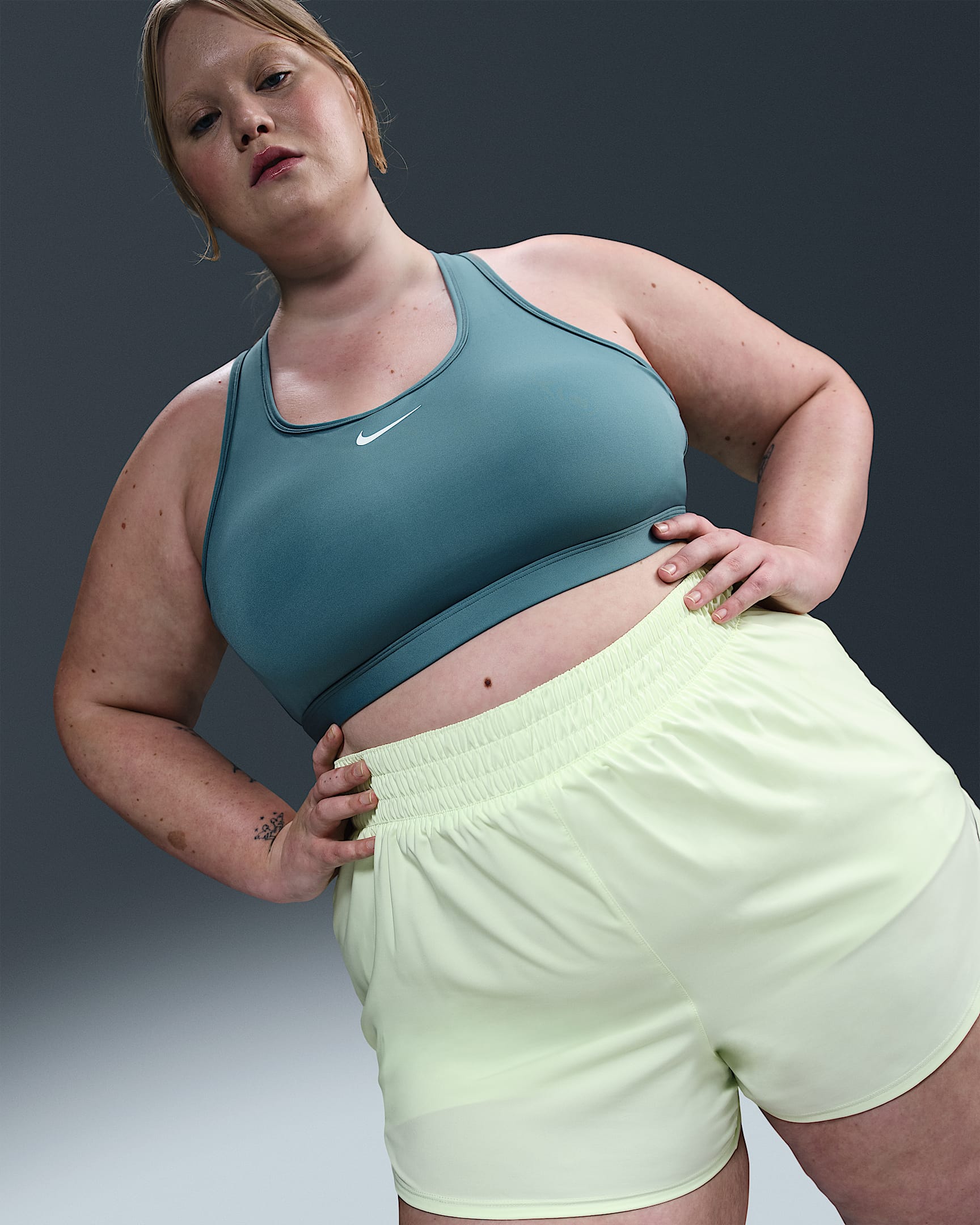 Brassière de sport rembourrée Nike Swoosh Medium Support pour femme (grande taille) - Smokey Blue/Blanc