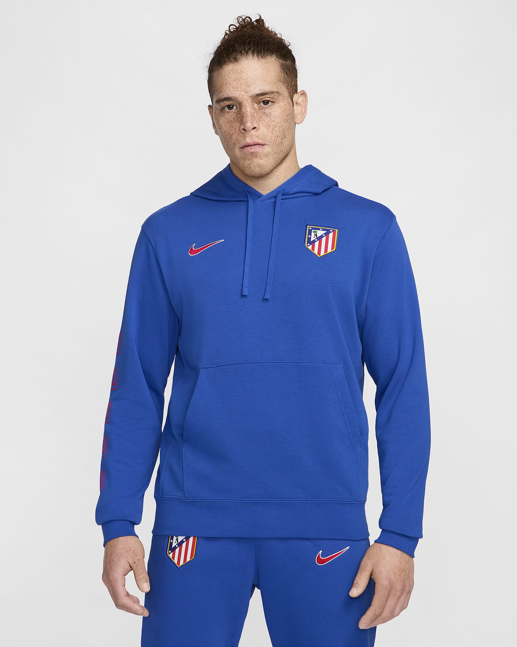 Hoodie pullover de futebol em tecido moletão Nike do equipamento principal Club Atlético de Madrid para homem - Game Royal/Carmesim claro