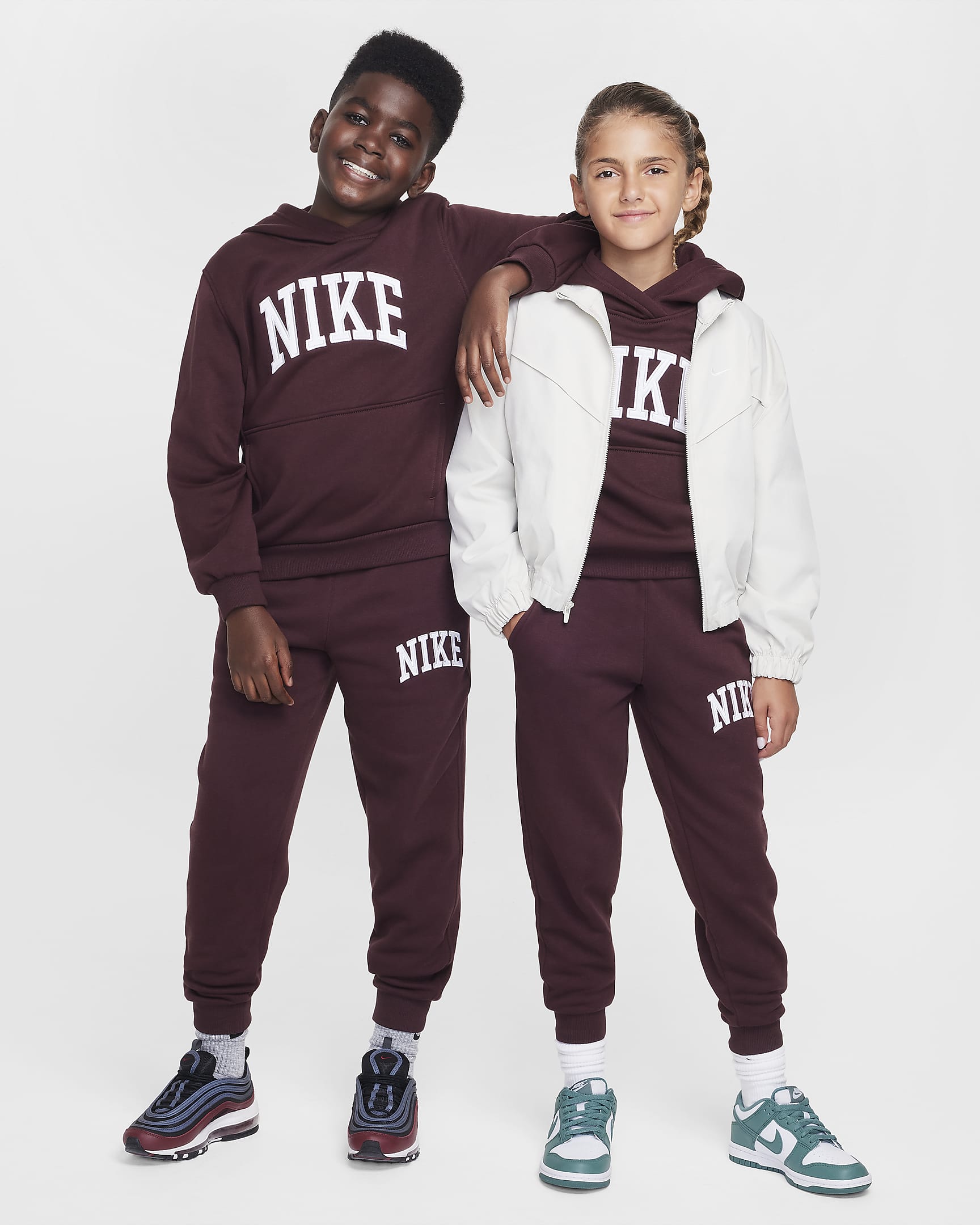 กางเกงจ๊อกกิ้งเด็กโต Nike Sportswear Club Fleece - Burgundy Crush/ขาว