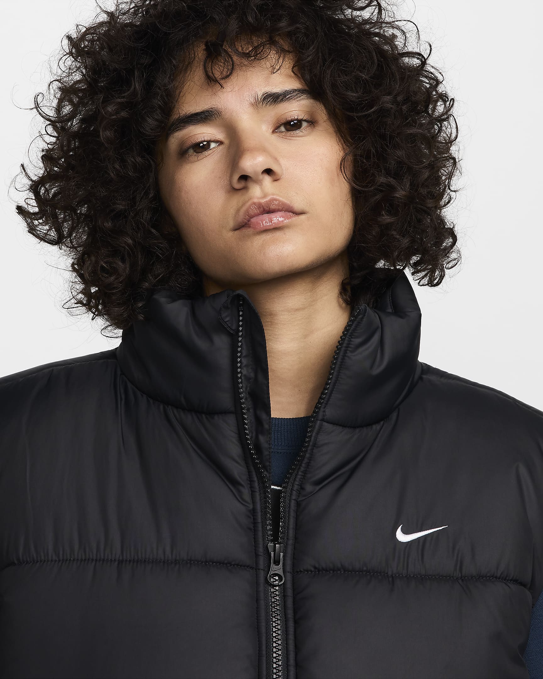 Colete folgado Therma-FIT Nike Sportswear Classic Puffer para mulher - Preto/Branco