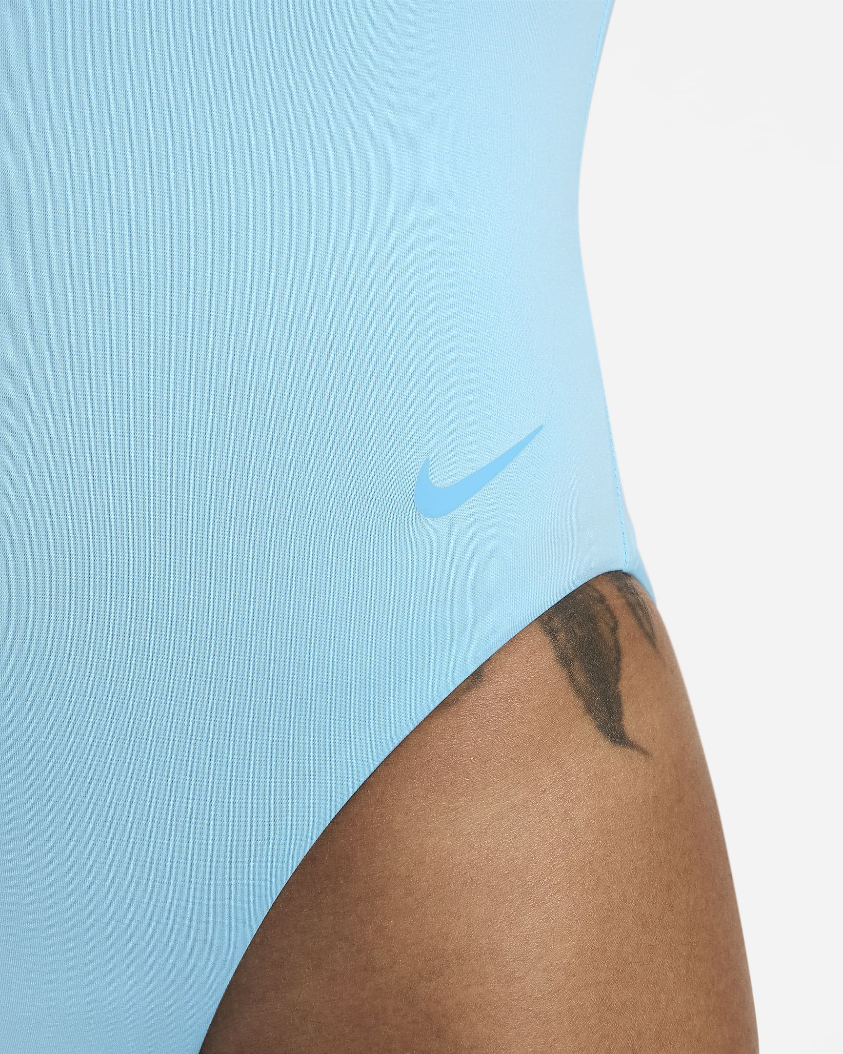 Damski jednoczęściowy kostium kąpielowy z ramiączkami skrzyżowanymi na plecach Nike Swim Sneakerkini 2.0 - Aquarius Blue/Scuba Blue