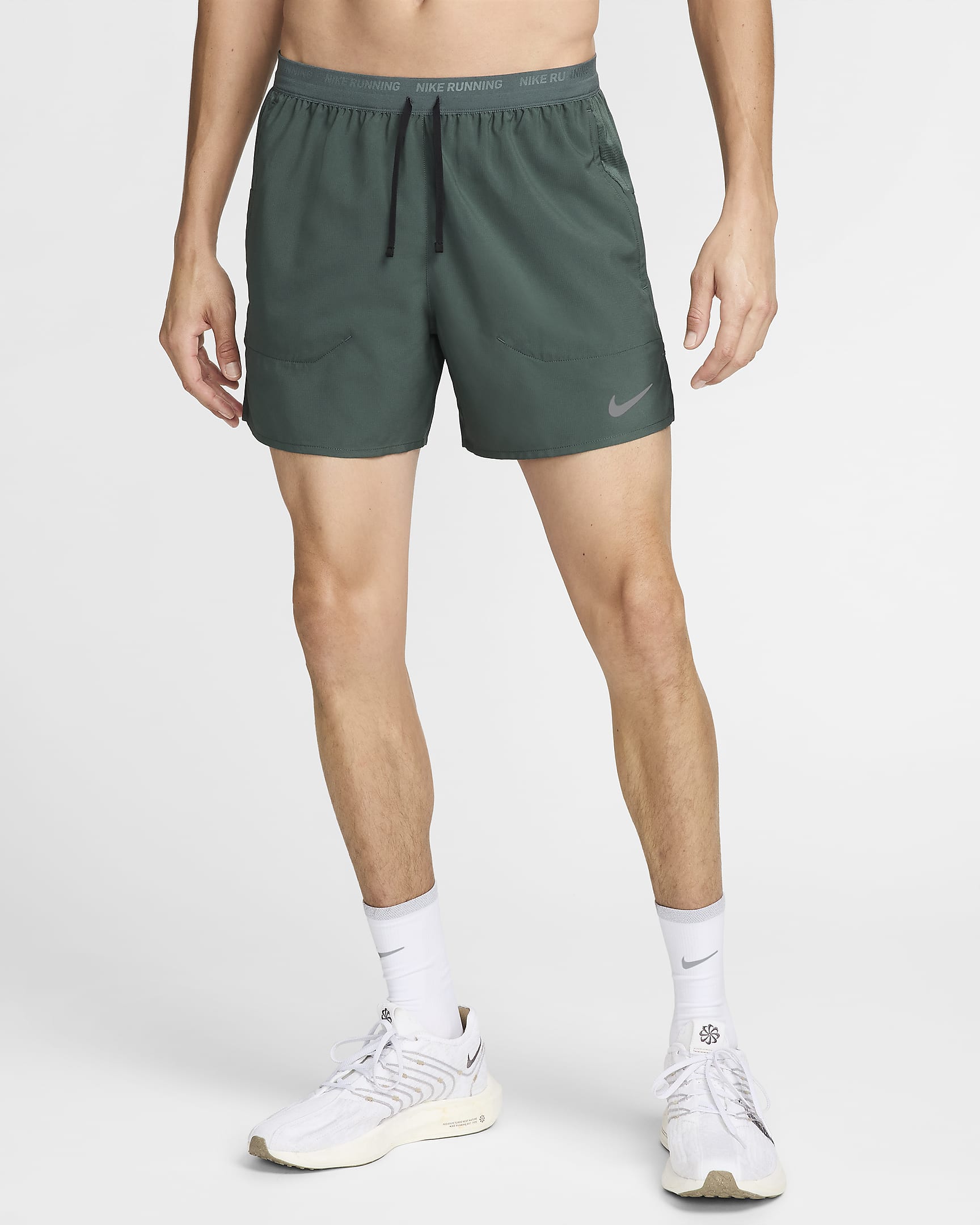 Nike Stride Dri-FIT hardloopshorts met binnenbroek voor heren (13 cm) - Vintage Green/Zwart