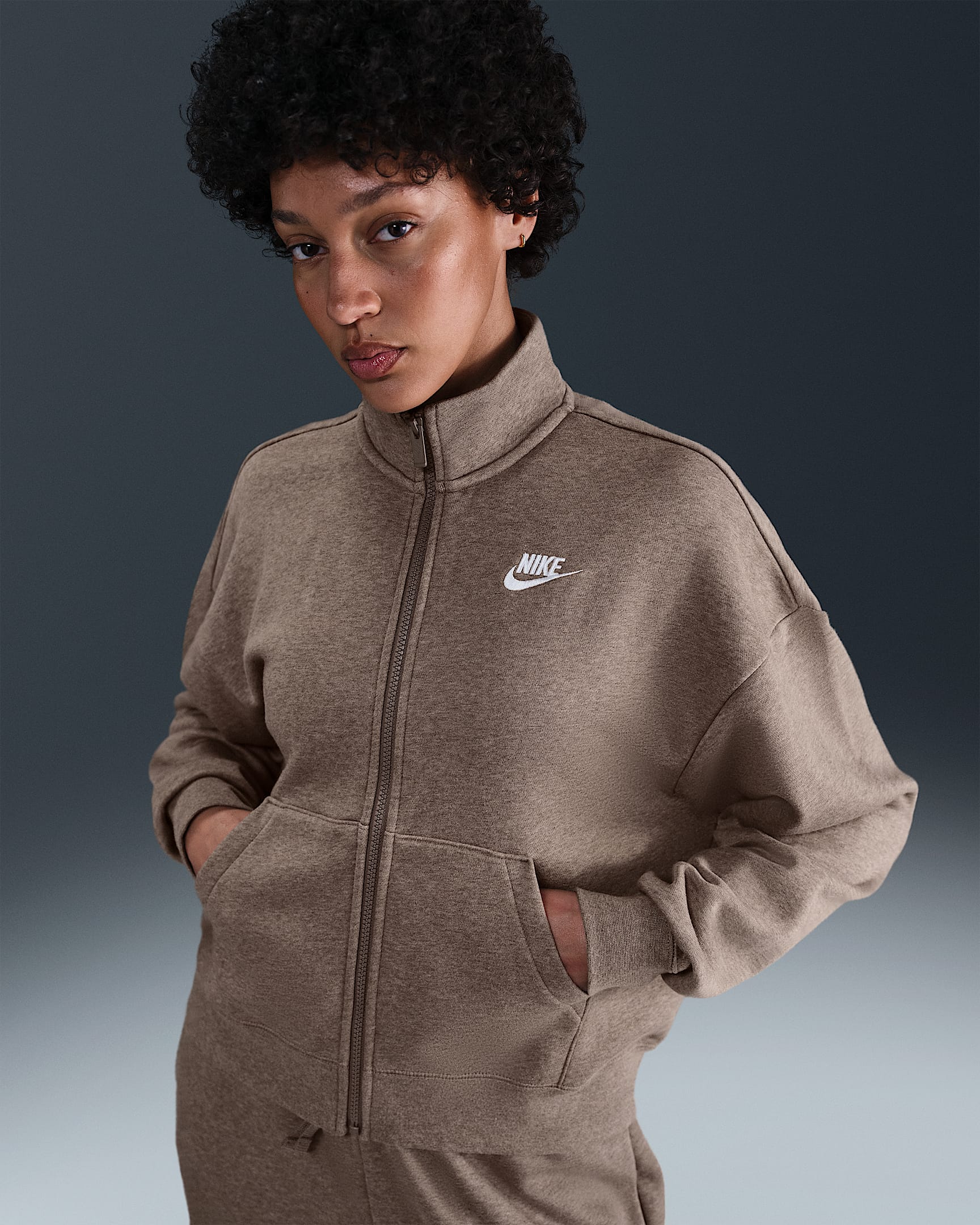 Chamarra deportiva holgada para mujer Nike Sportswear Club Fleece - Marrón visón/Jaspeado/Blanco