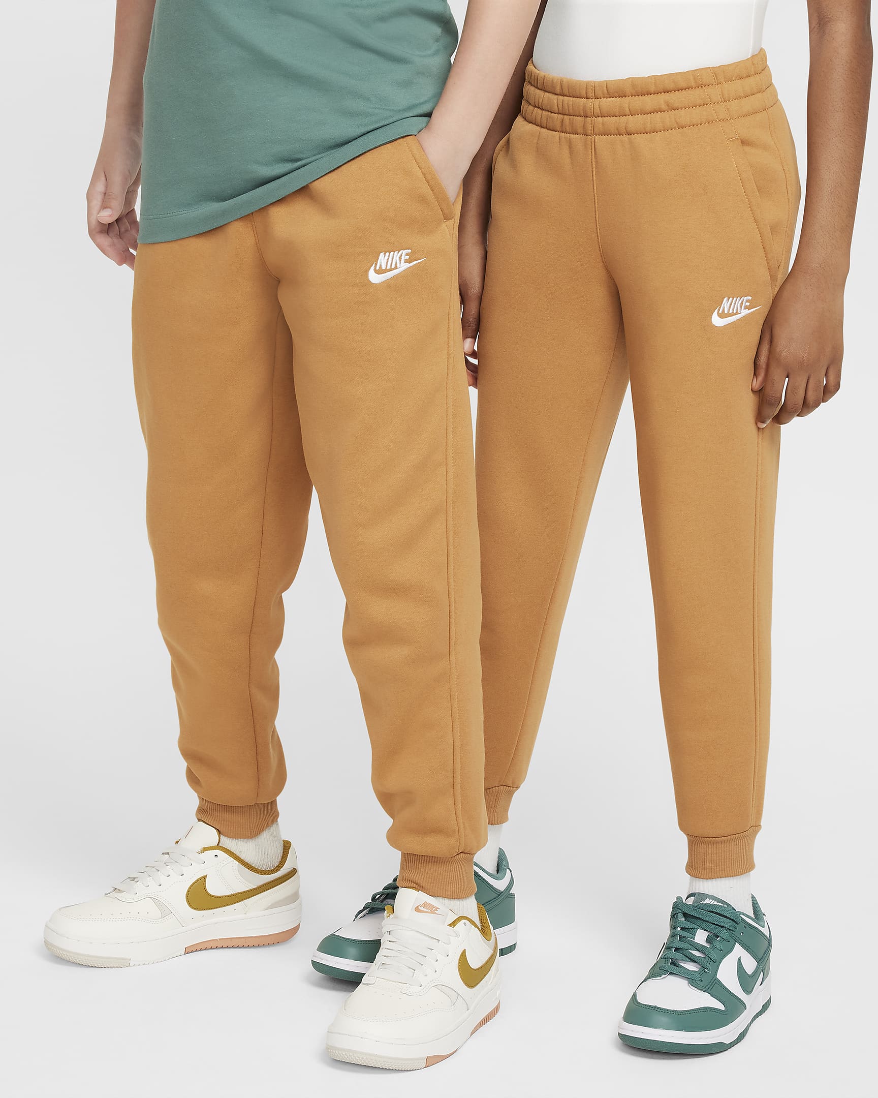 Pantaloni jogger Nike Sportswear Club Fleece – Ragazzi - Flax/Bianco