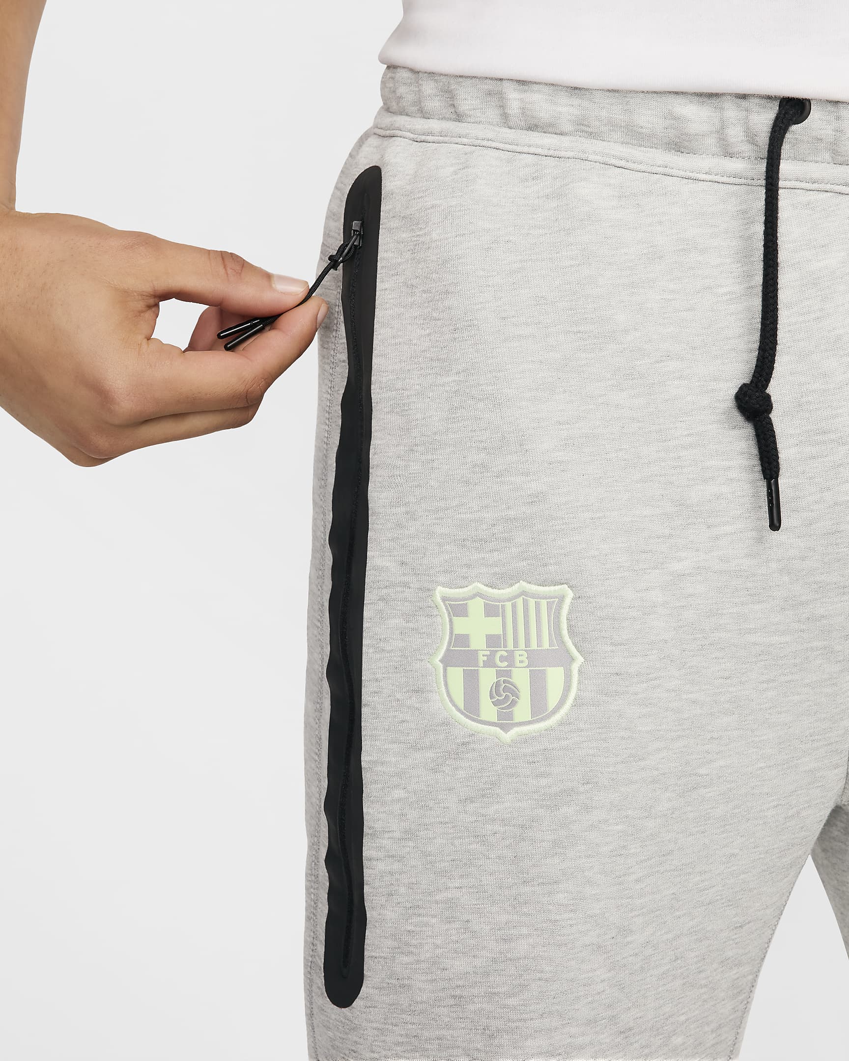 Męskie joggery piłkarskie Nike FC Barcelona Tech Fleece - Dark Grey Heather/Barely Volt