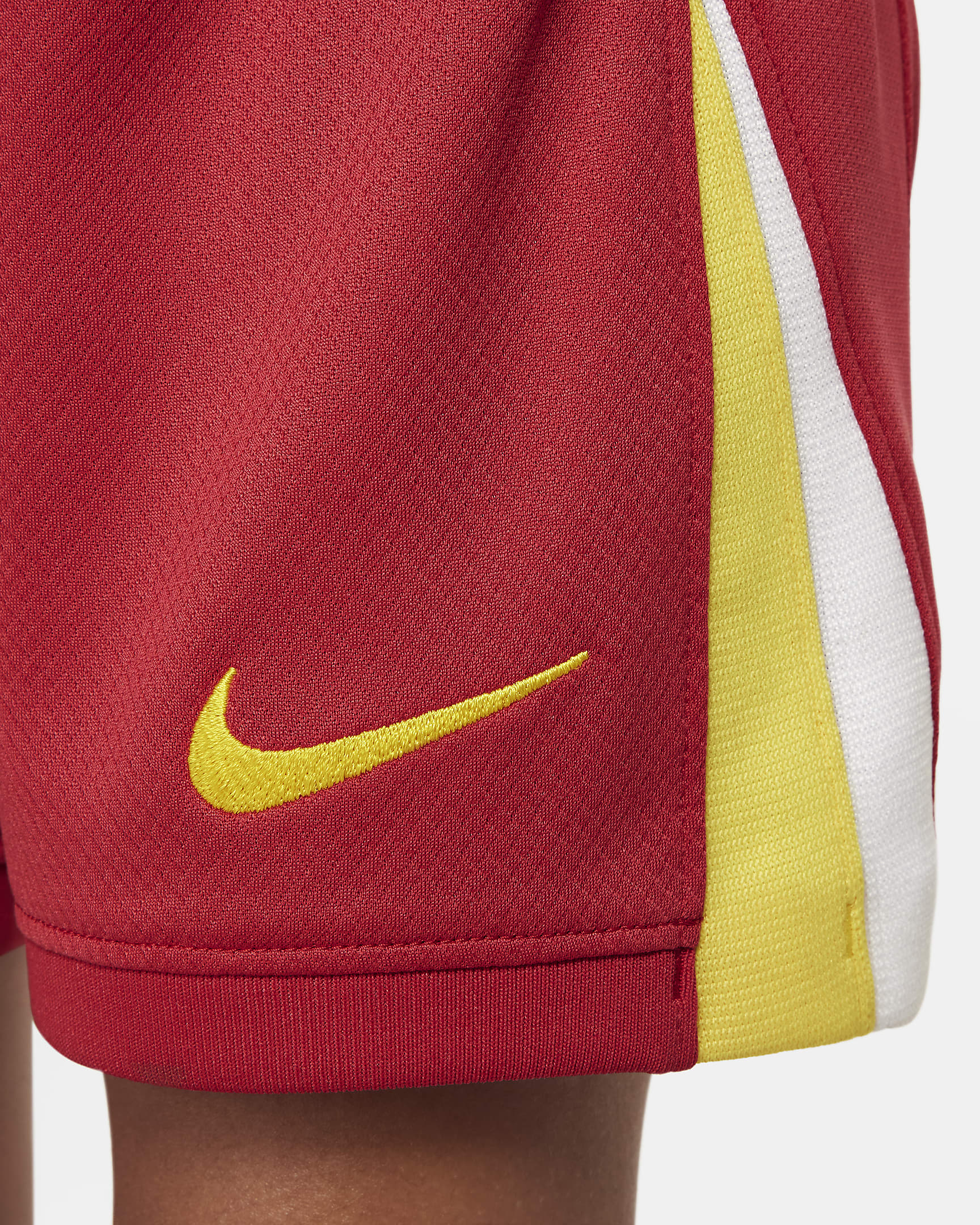 Conjunto de três peças de futebol de réplica Nike do equipamento principal Stadium Liverpool FC 2024/25 para criança - Vermelho Gym/Branco/Amarelo Chrome