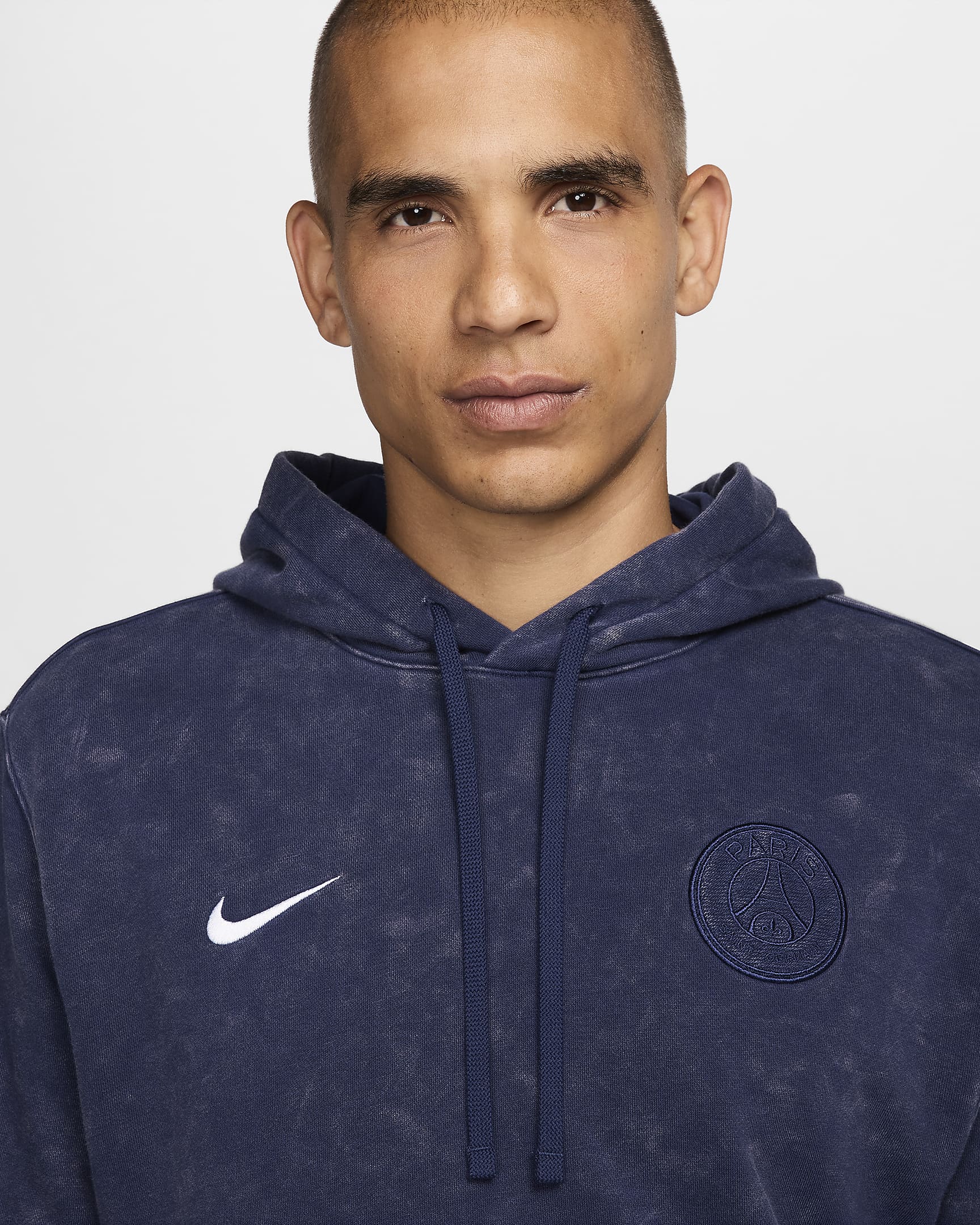 Fotbollshuvtröja i sweatshirttyg Nike Paris Saint-Germain Club för män - Midnight Navy/Vit