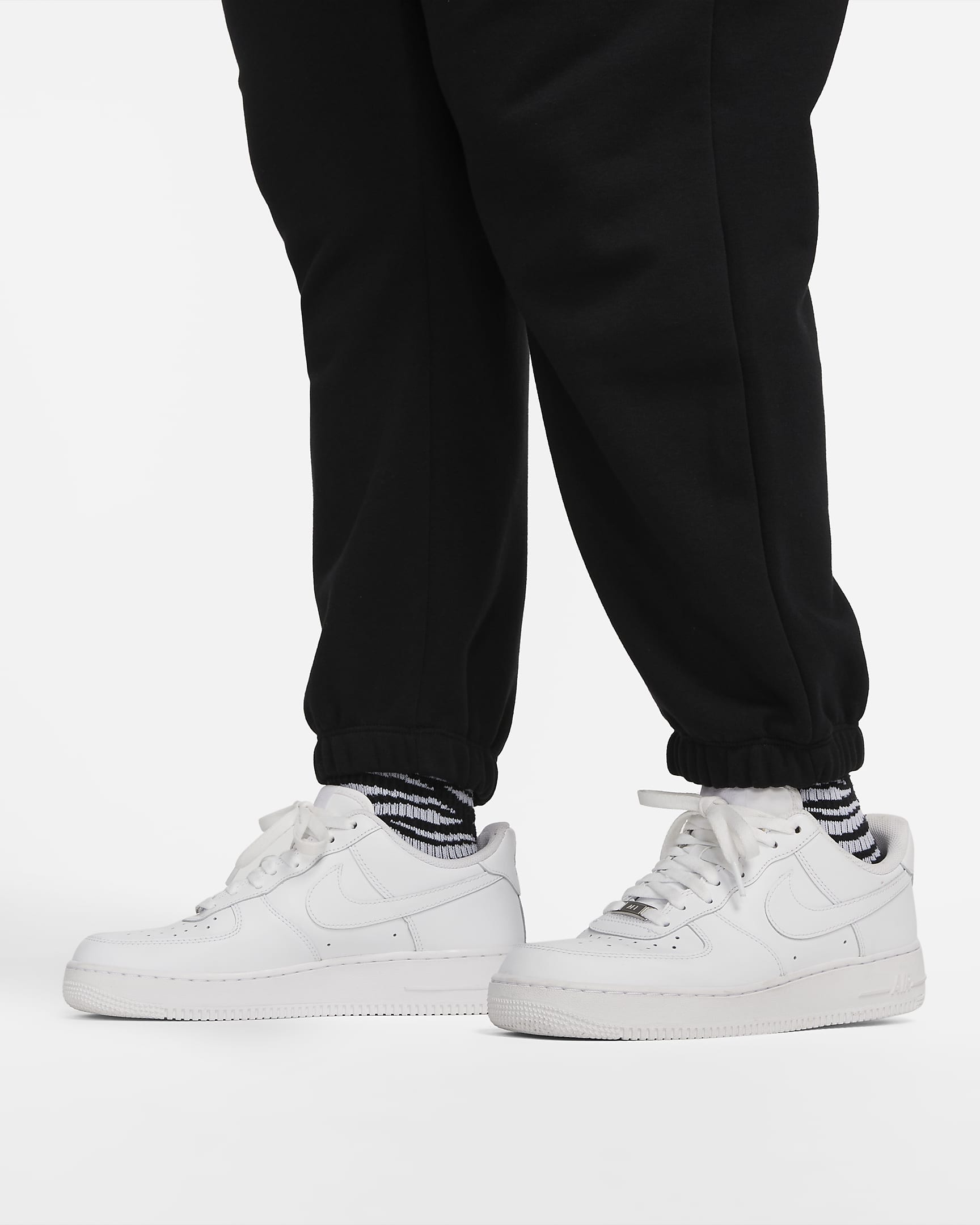 Nike Sportswear Club Fleece Women's Mid-Rise Oversized Cargo Sweatpants (Plus Size) - Black/White