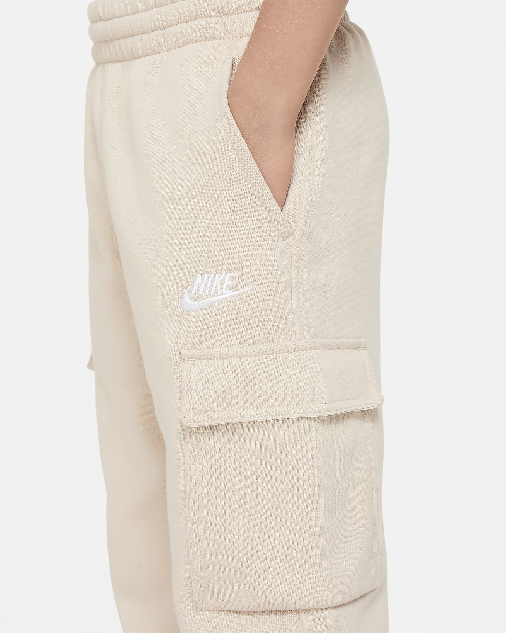 กางเกงคาร์โก้ขายาวเด็กโต Nike Sportswear Club Fleece - Sanddrift/Sanddrift/ขาว