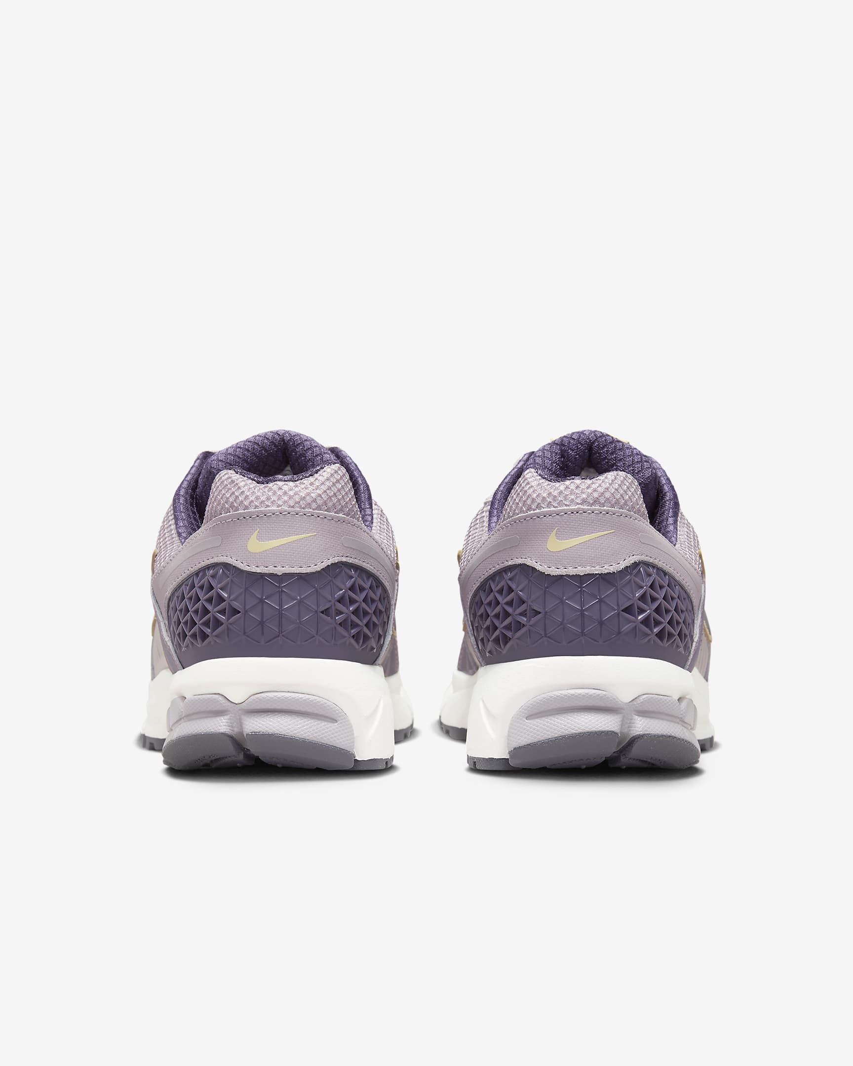 Nike Zoom Vomero 5 Men's Shoes - Platinum Violet/Light Violet Ore/Team Gold/Dark Raisin