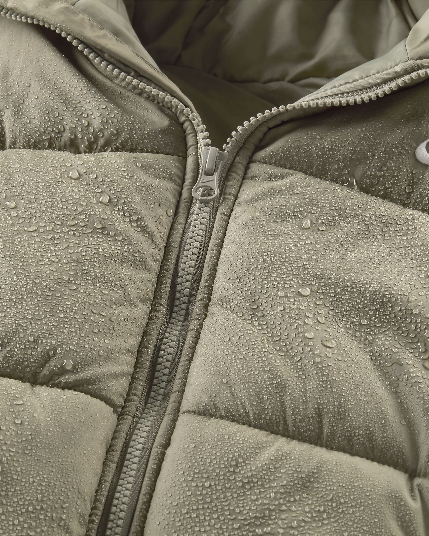 Nike Sportswear Classic Puffer Therma-FIT ruimvallend damesjack met capuchon - Light Army/Wit