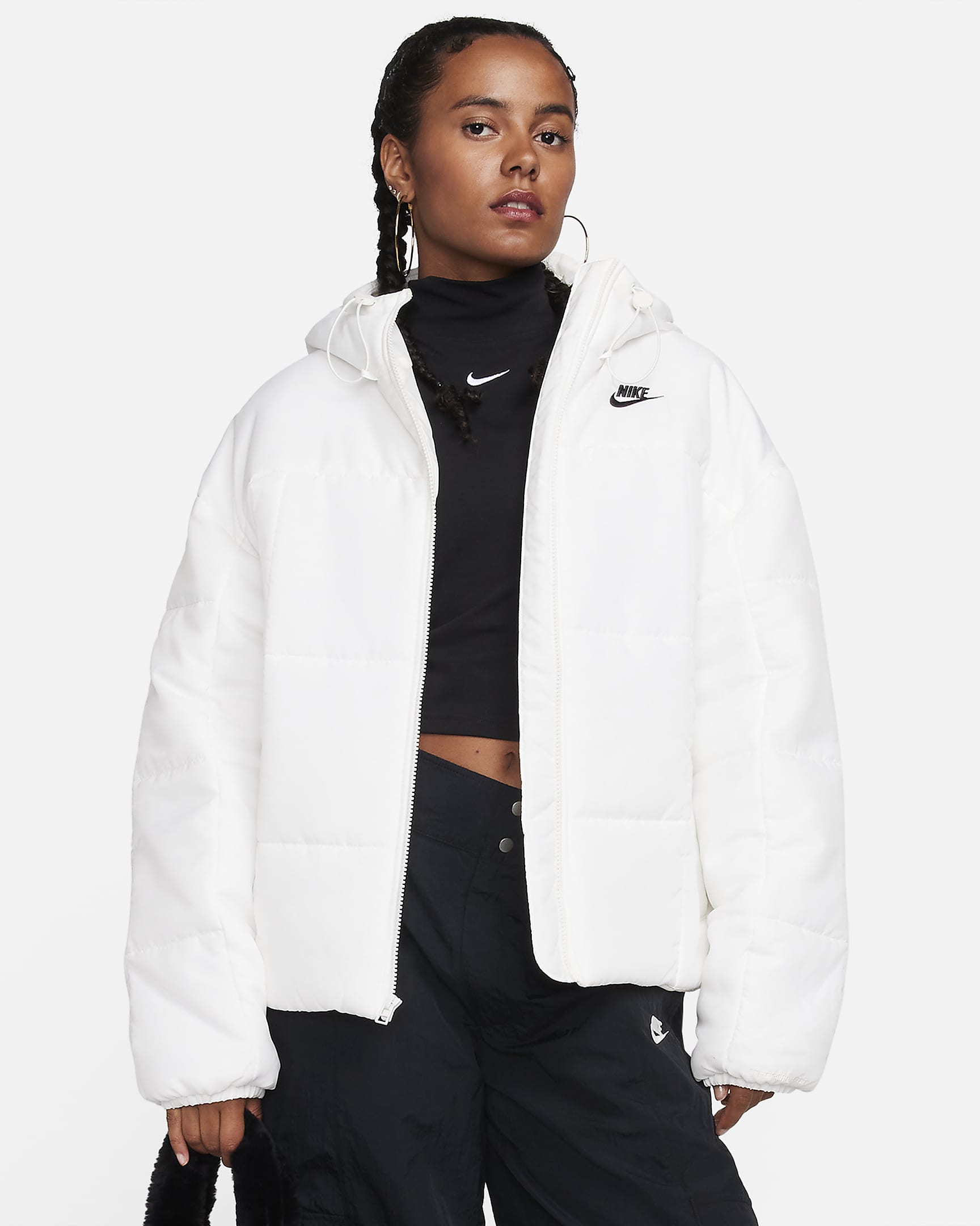 Løstsiddende Nike Sportswear Classic Therma-FIT-dynejakke med hætte til kvinder - Sail/sort