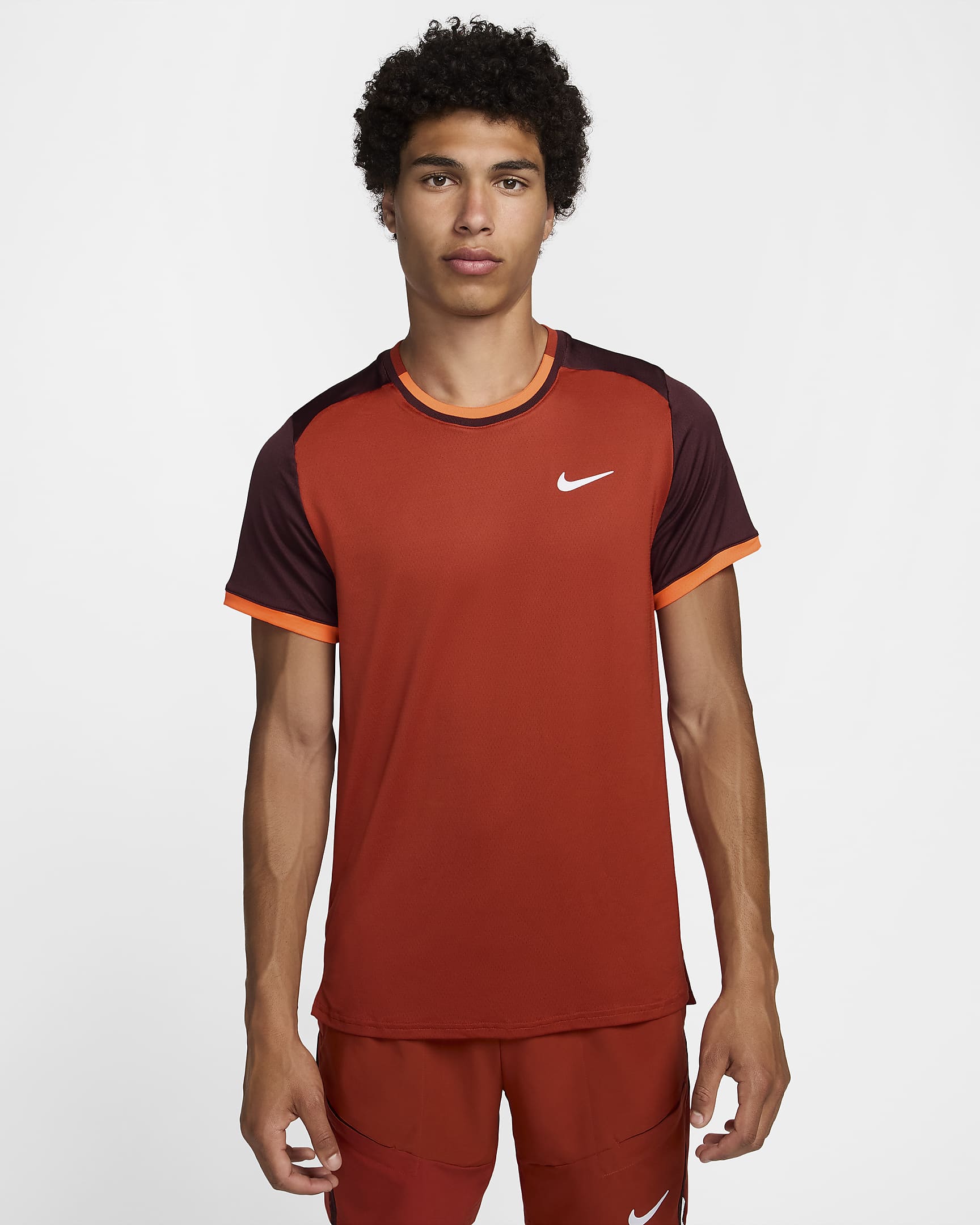 Playera de tenis Dri-FIT para hombre NikeCourt Advantage - Rojo dragón/Burdeos enérgico/Hipercarmesí/Blanco