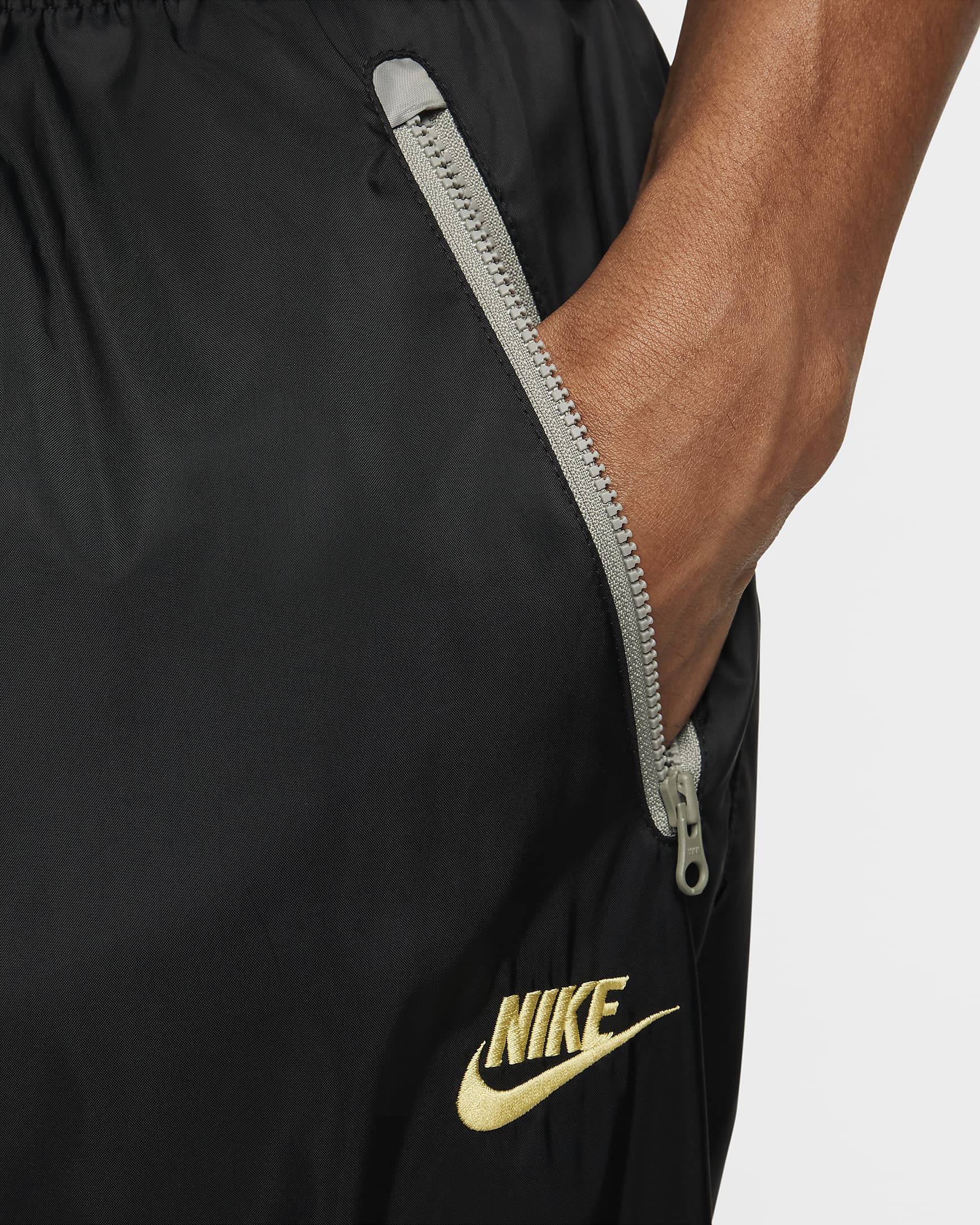 Nike Windrunner vevd bukse med fôr til herre - Svart/Dark Stucco/Saturn Gold