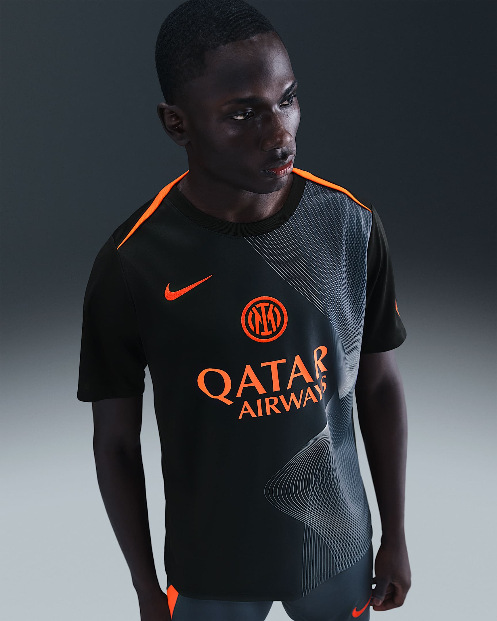 Inter Milan Academy Pro Üçüncü Nike Dri-FIT Total 90 Maç Öncesi Erkek Futbol Üstü - Siyah/Thunder Blue/Safety Orange