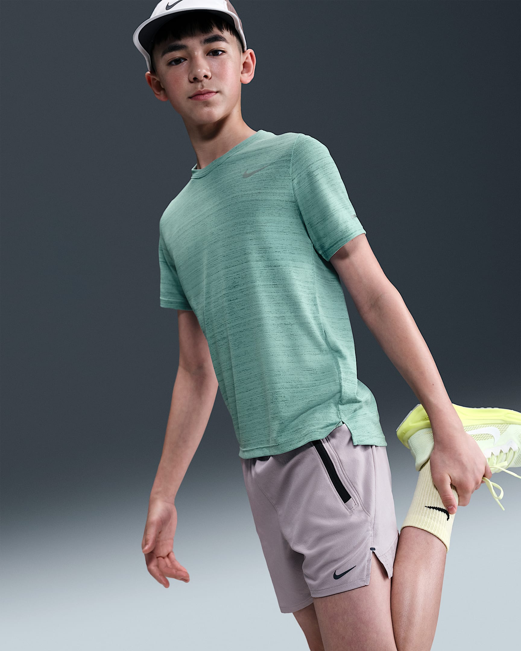 Nike Dri-FIT Miler Genç Çocuk (Erkek) Antrenman Üstü - Cannon