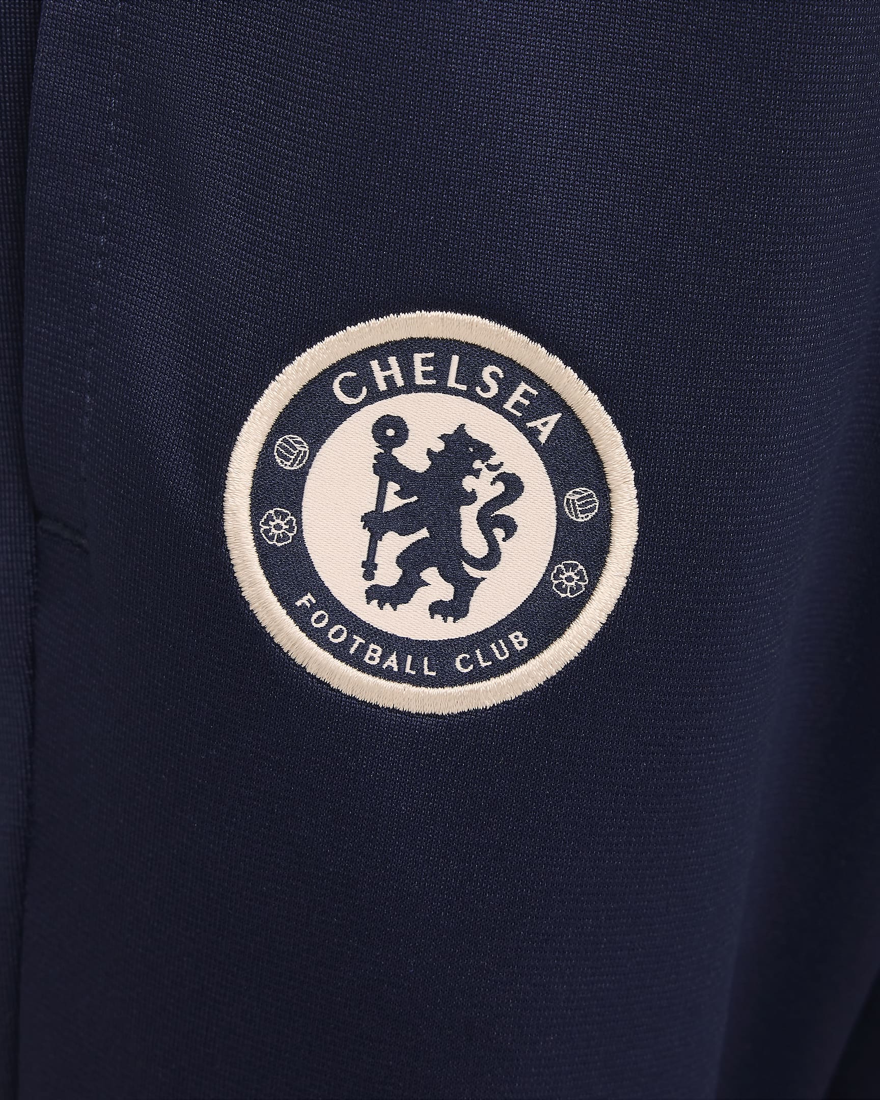 Chelsea FC Strike Dri-FIT-Fußball-Trainingsanzug aus Strickmaterial für jüngere Kinder - Obsidian/Light Photo Blue/Guava Ice