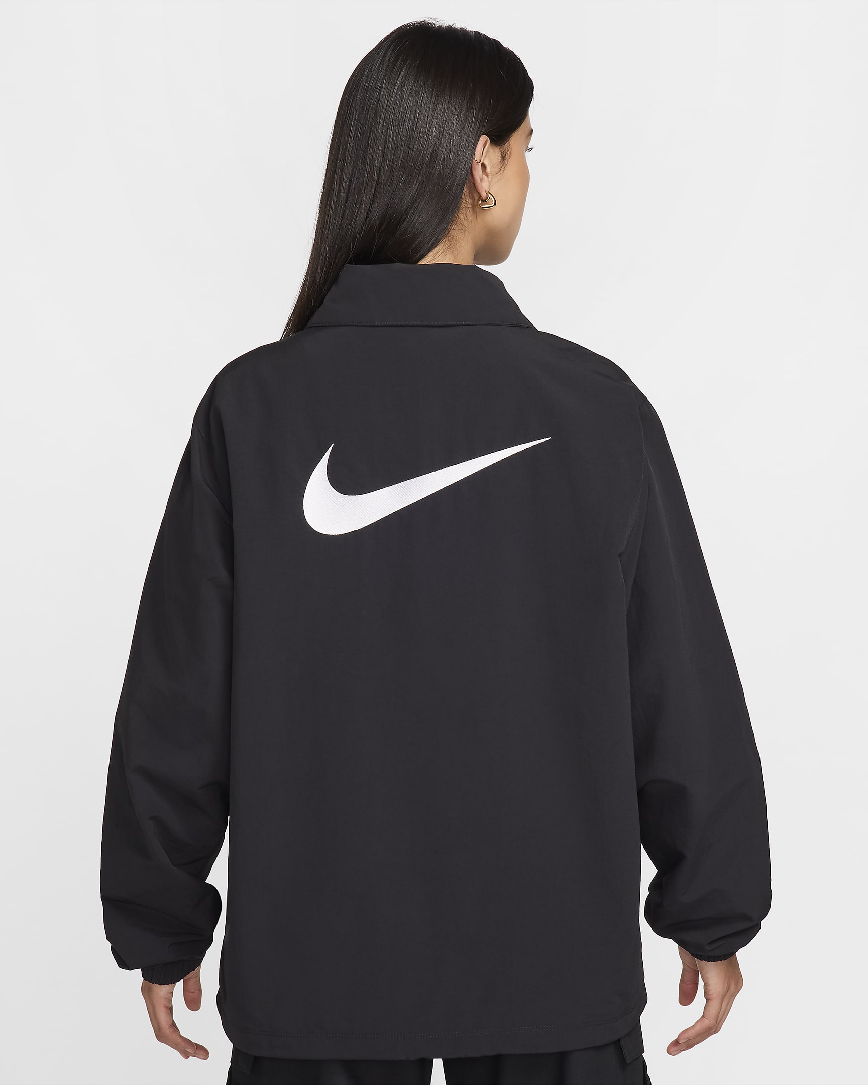 Nike Sportswear Essential túlméretezett, UV-védelemmel ellátott, szőtt női kabát edzőknek - Fekete/Fehér