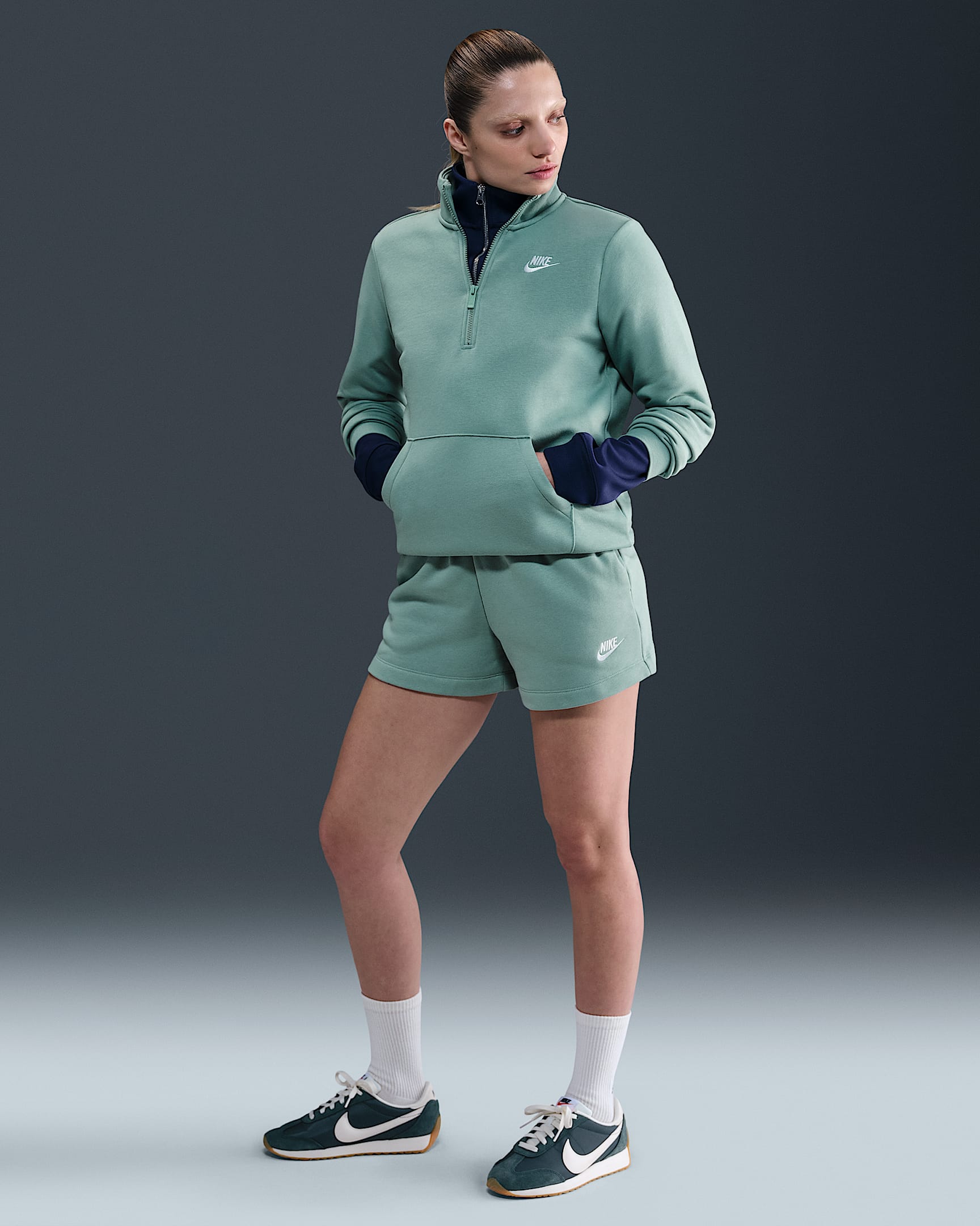 Shorts de tiro medio para mujer Nike Sportswear Club Fleece - Cañón/Blanco