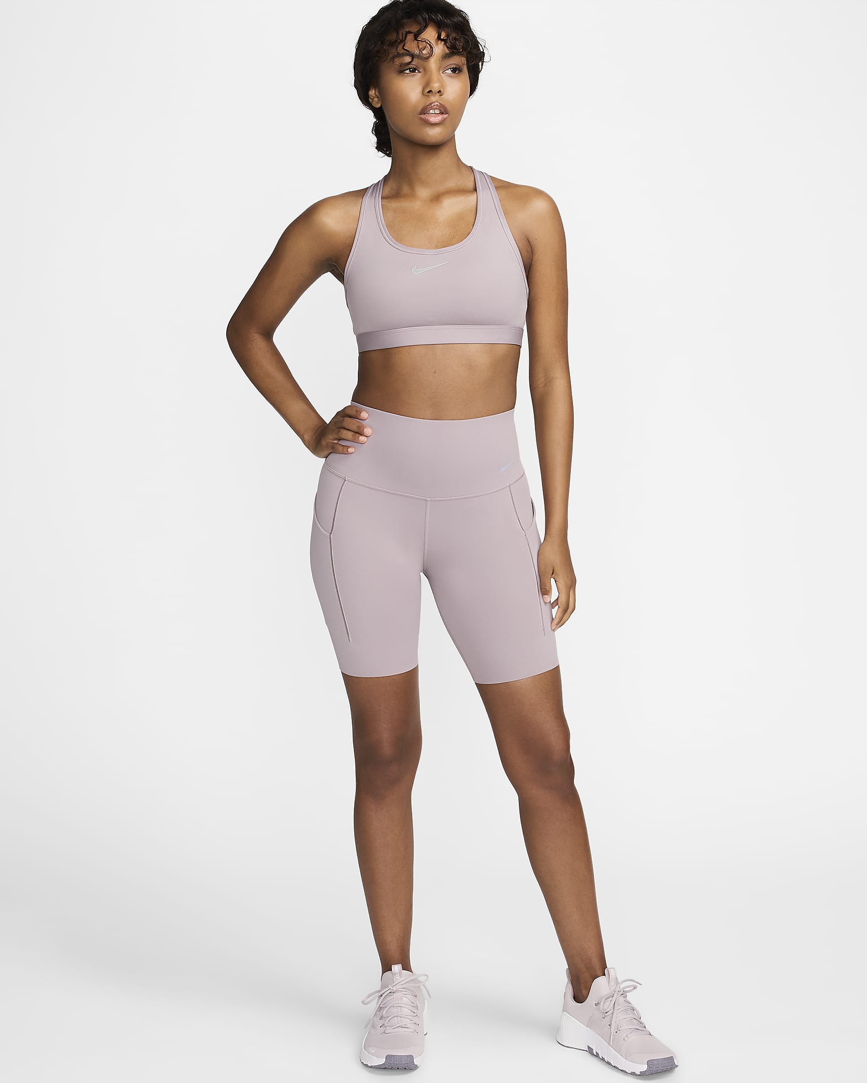 Nike Universa Pantalón corto de talle alto y sujeción media de 20 cm con bolsillos de ciclismo - Mujer - Light Violet Ore/Negro