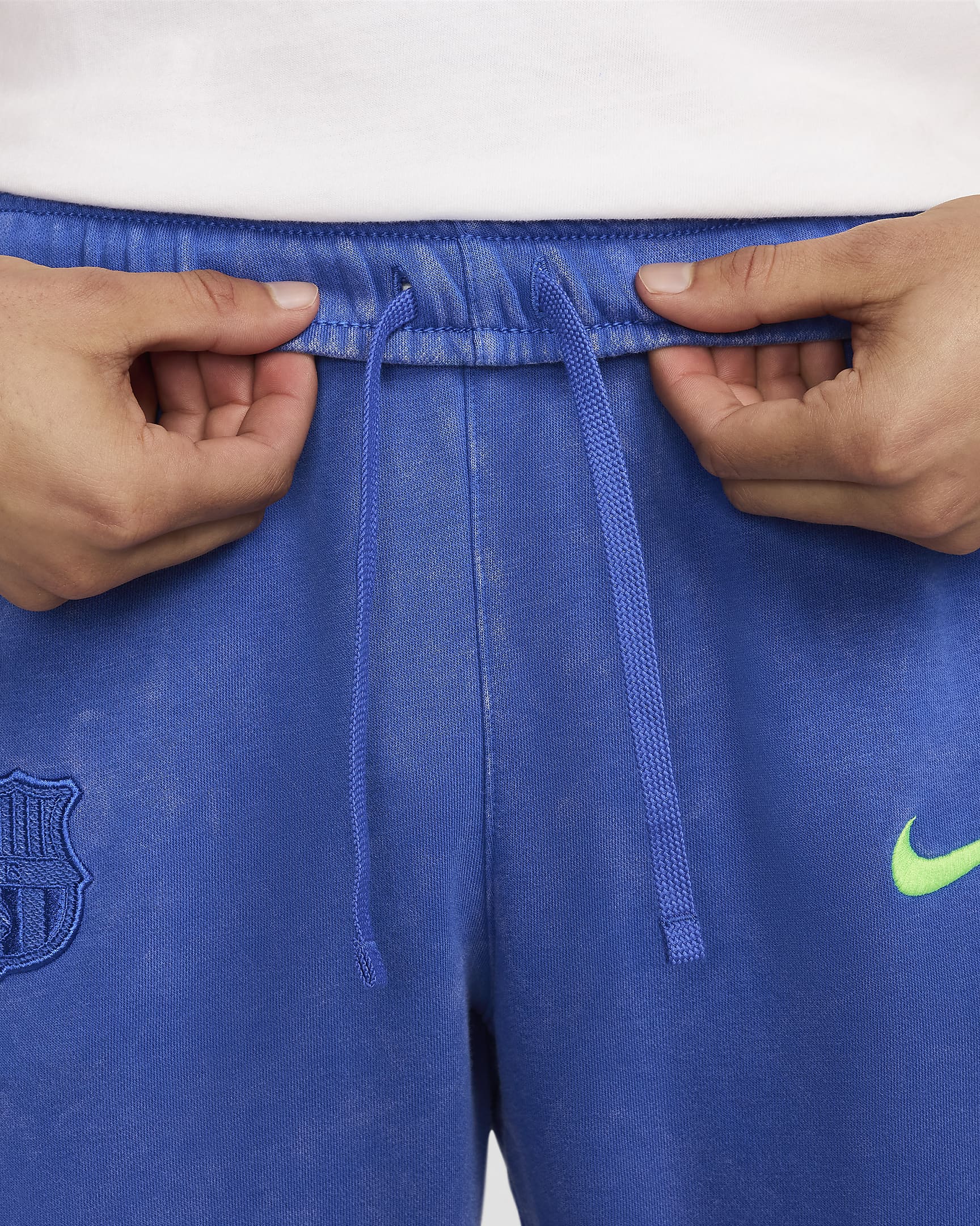 Męskie joggery piłkarskie z dzianiny dresowej FC Barcelona Club (wersja trzecia) - Hyper Royal/Lime Blast