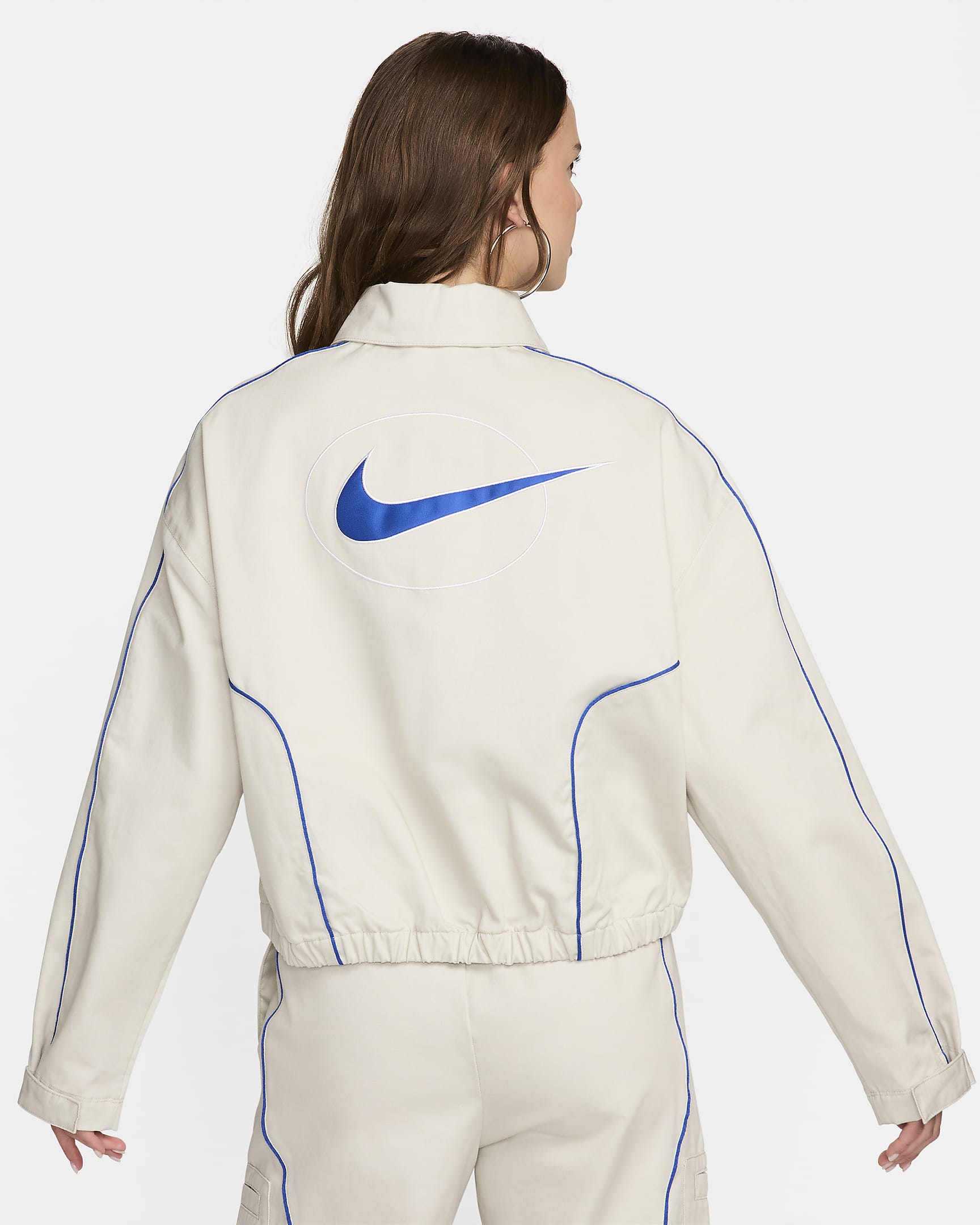 Vævet Nike Sportswear-jakke til kvinder - Light Bone/Game Royal/hvid