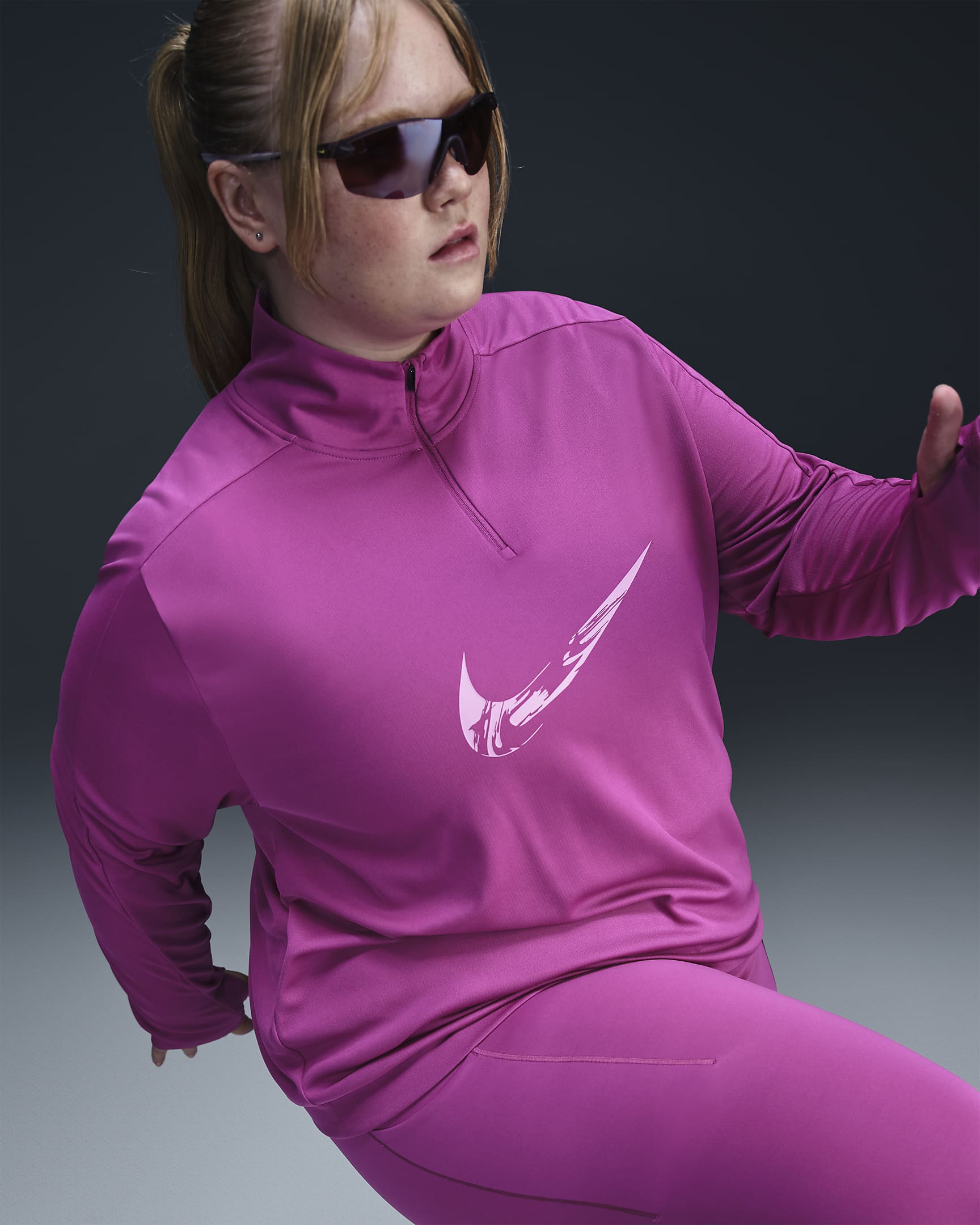 Nike Swoosh Dri-FIT-mellemlag med 1/4 lynlås (plus størrelse) til kvinder - Hot Fuchsia/Light Wild Mango