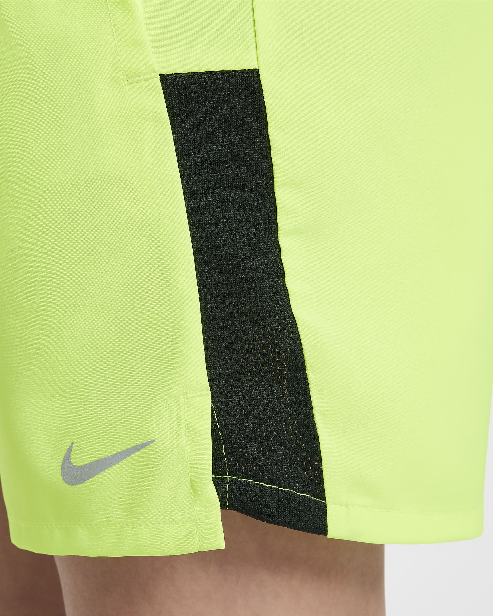 Nike Dri-FIT Challenger Trainingsshorts für ältere Kinder (Jungen) - Volt/Schwarz