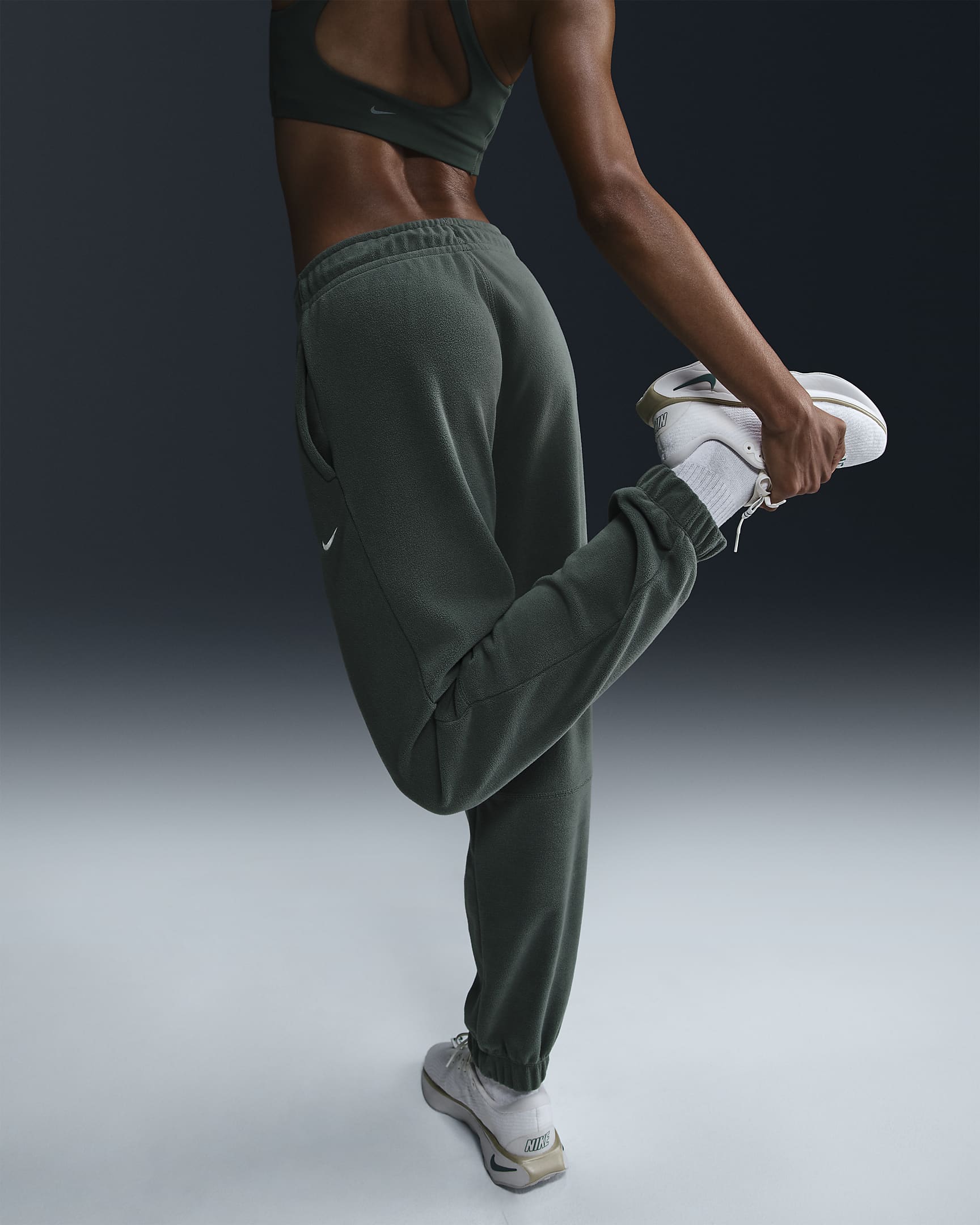 Pantalon à coupe ample en tissu Fleece Nike Therma-FIT One pour femme - Vintage Green/Pale Ivory