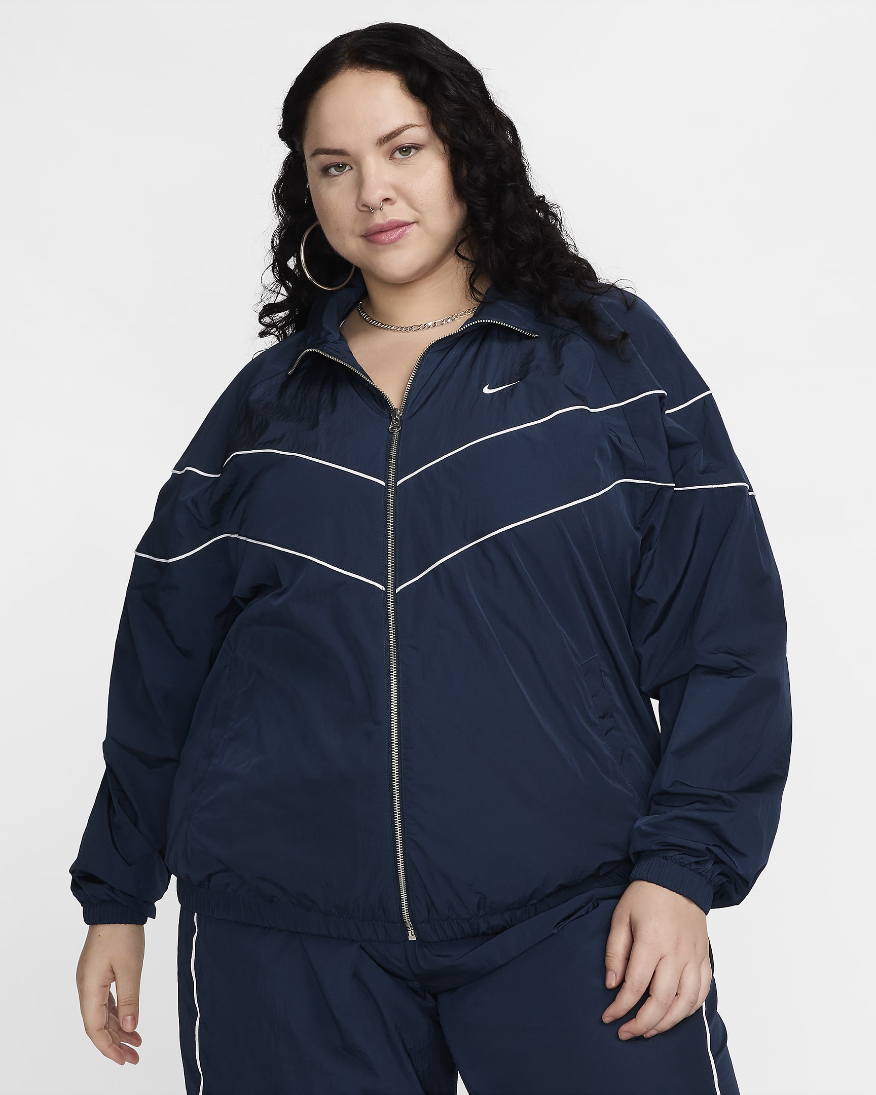 Chamarra de tejido Woven holgada de cierre completo con protección UV para mujer (talla grande) Nike Windrunner - Azul marino militar/Blanco