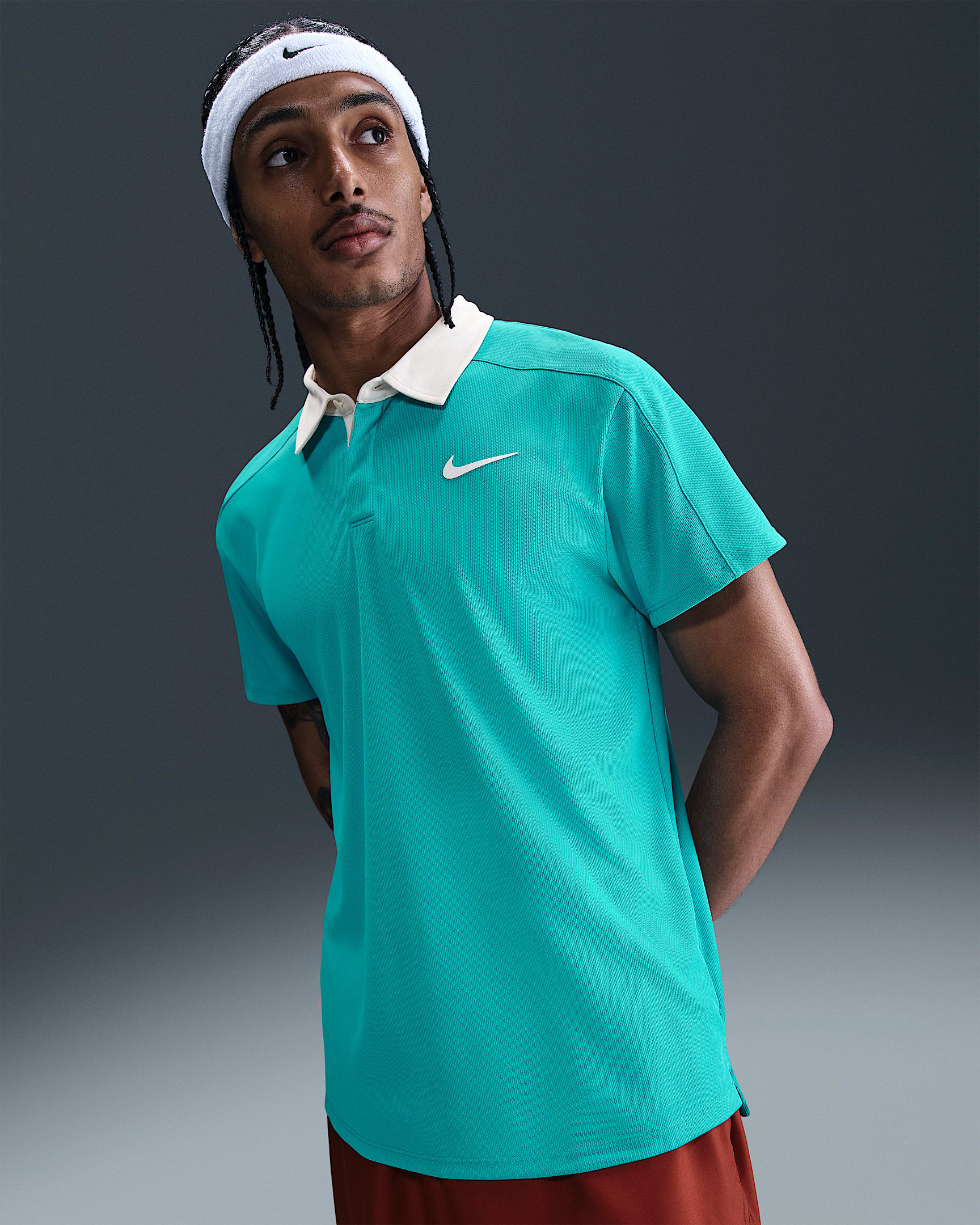 NikeCourt Slam Dri-FIT ADV-tennispolo til mænd - Dusty Cactus/hvid