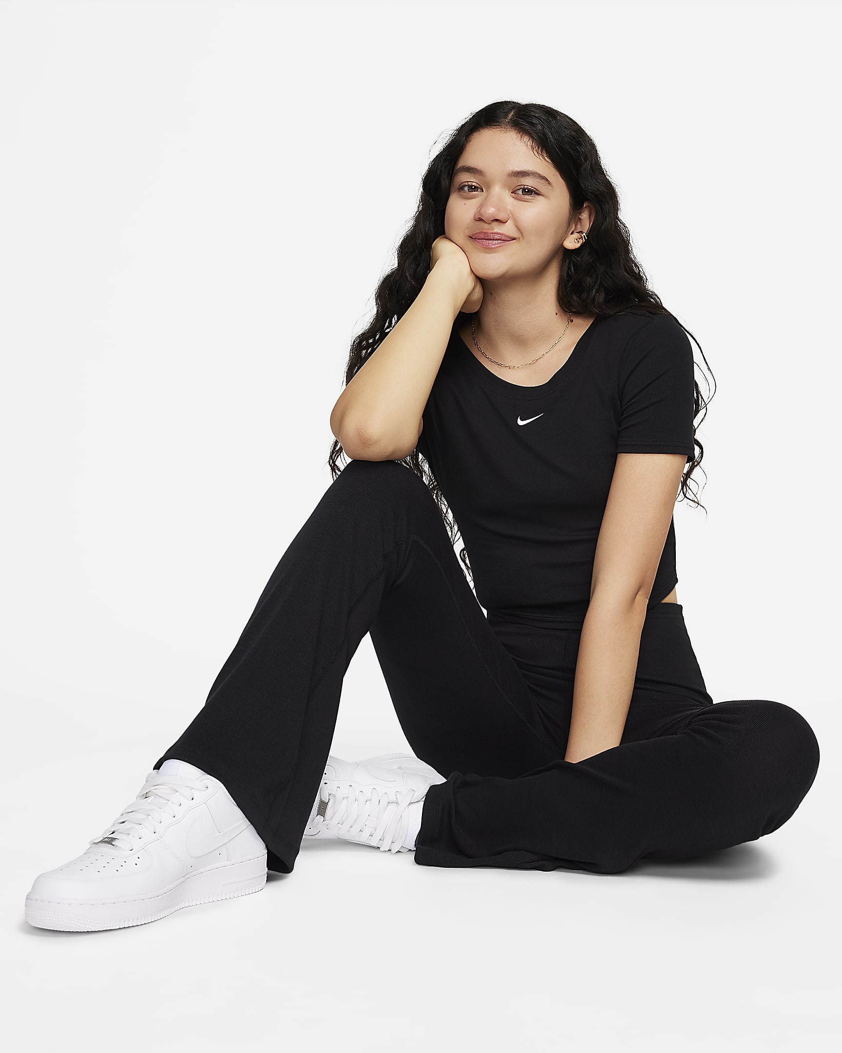 Nike Sportswear Chill Knit enges Kurzarm-Mini-Rippen-Oberteil mit Scoop-Rücken für Damen - Schwarz/Sail