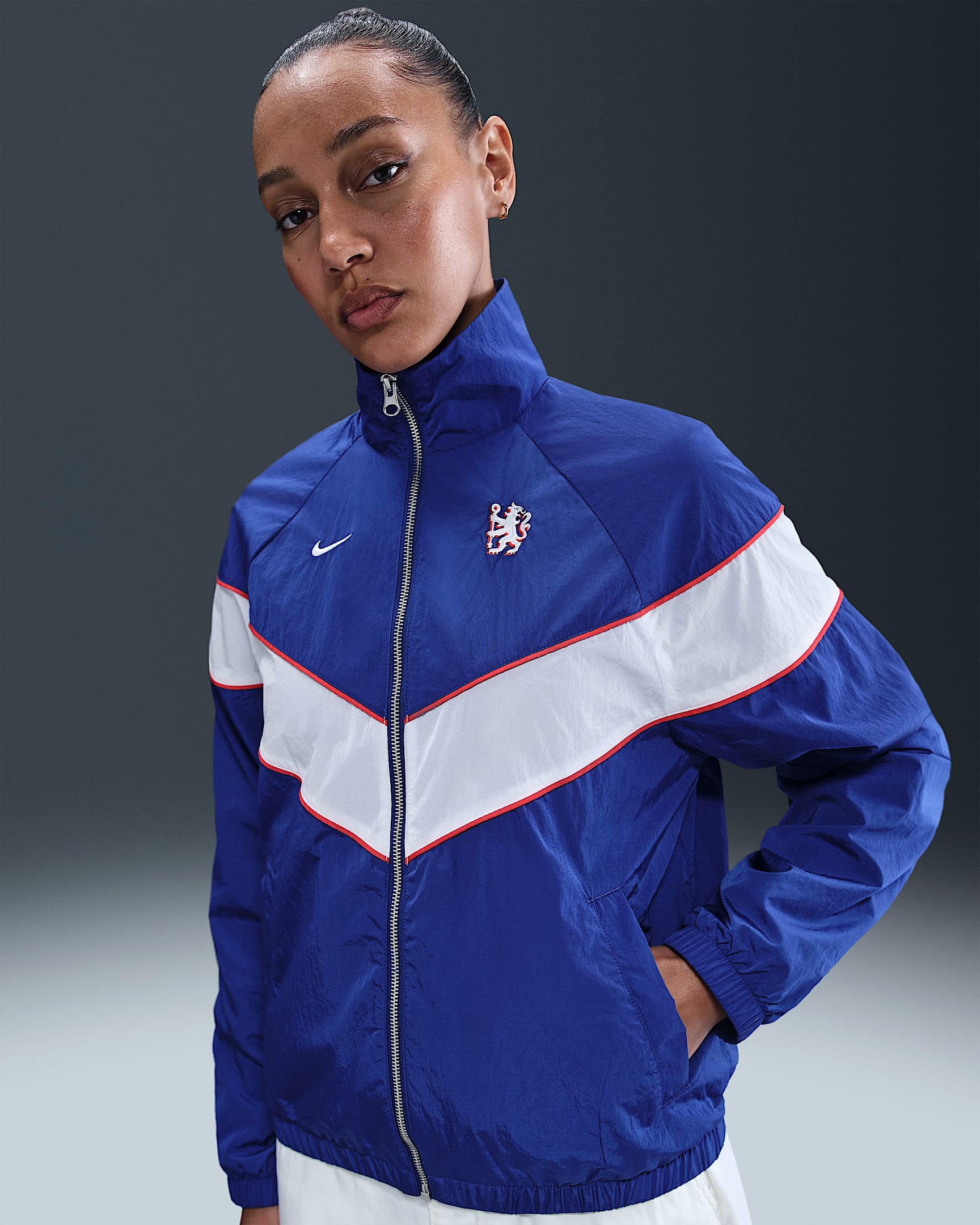 FC Chelsea Windrunner Nike Fußballjacke aus Webmaterial mit durchgehendem Reißverschluss und UV-Schutz (Damen) - Rush Blue/Weiß/Speed Red/Weiß