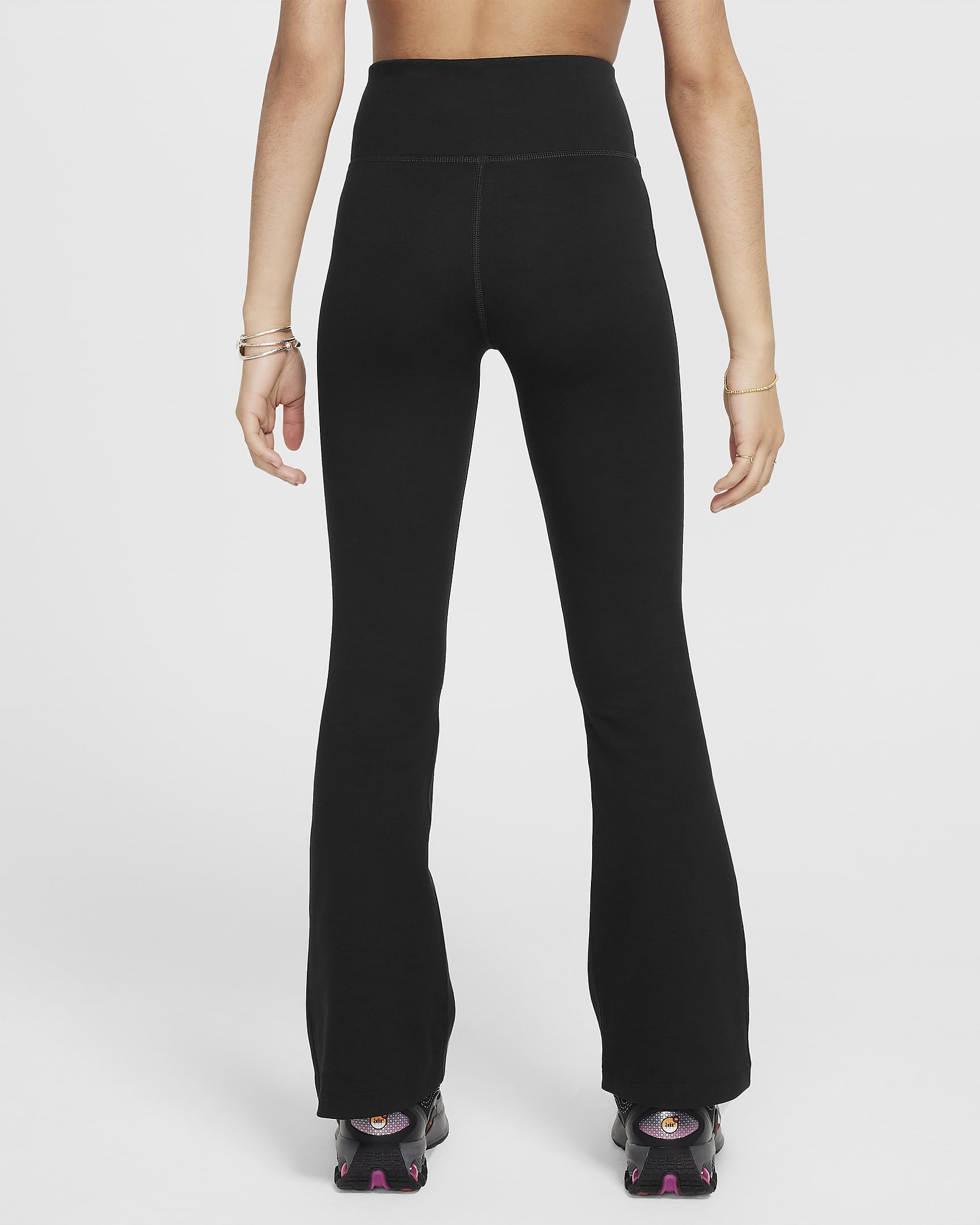 Nike Sportswear Classic Leggings mit hohem Bund und ausgestelltem Bein für Mädchen - Schwarz/Weiß