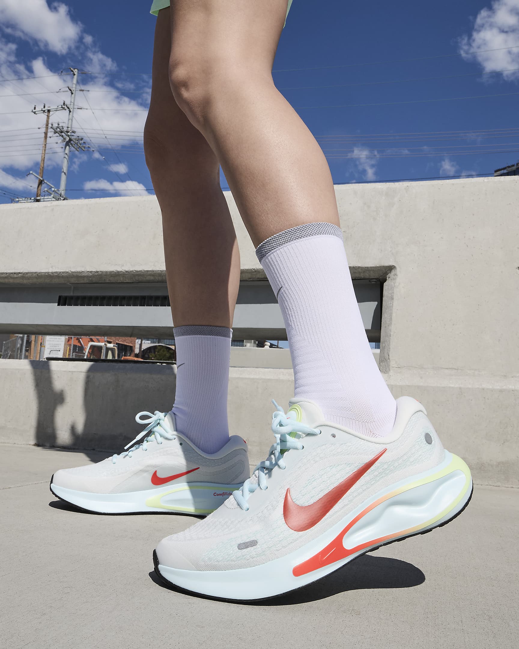 Tenis de correr en pavimento para mujer Nike Journey Run - Blanco cumbre/Azul glacial/Voltio ligero/Carmesí brillante