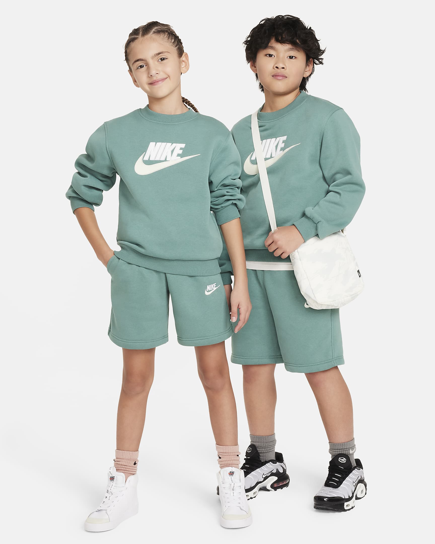 Dres ze spodenkami dla dużych dzieci Nike Sportswear Club Fleece - Bicoastal/Bicoastal/Sea Glass/Biel