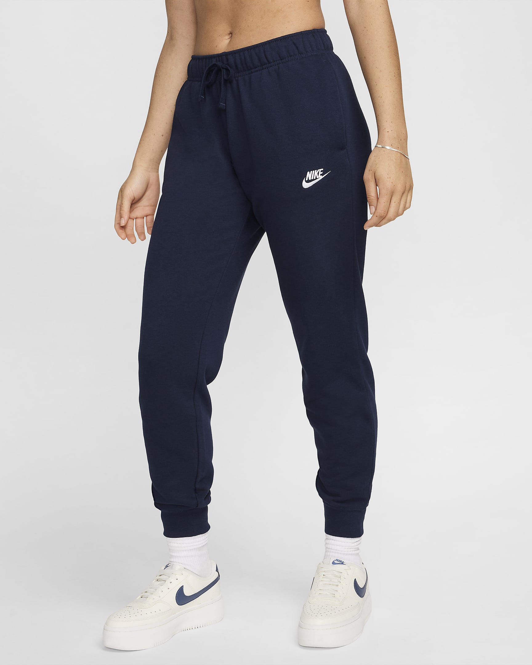 Joggers de tiro medio para mujer Nike Sportswear Club Fleece - Obsidiana/Blanco