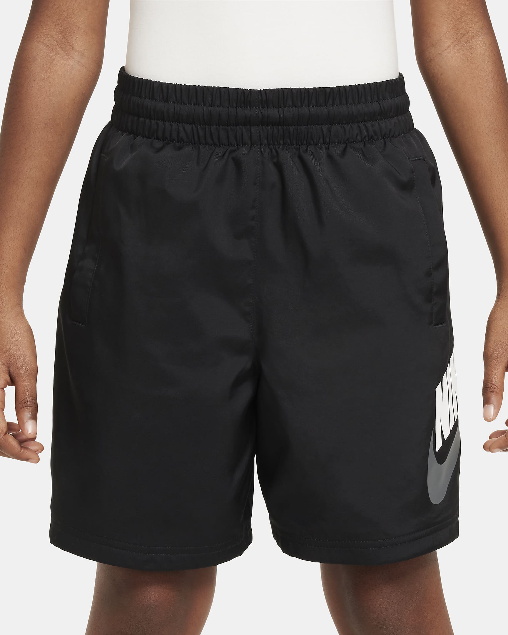 Nike Sportswear Older Kids' Woven Shorts - Black