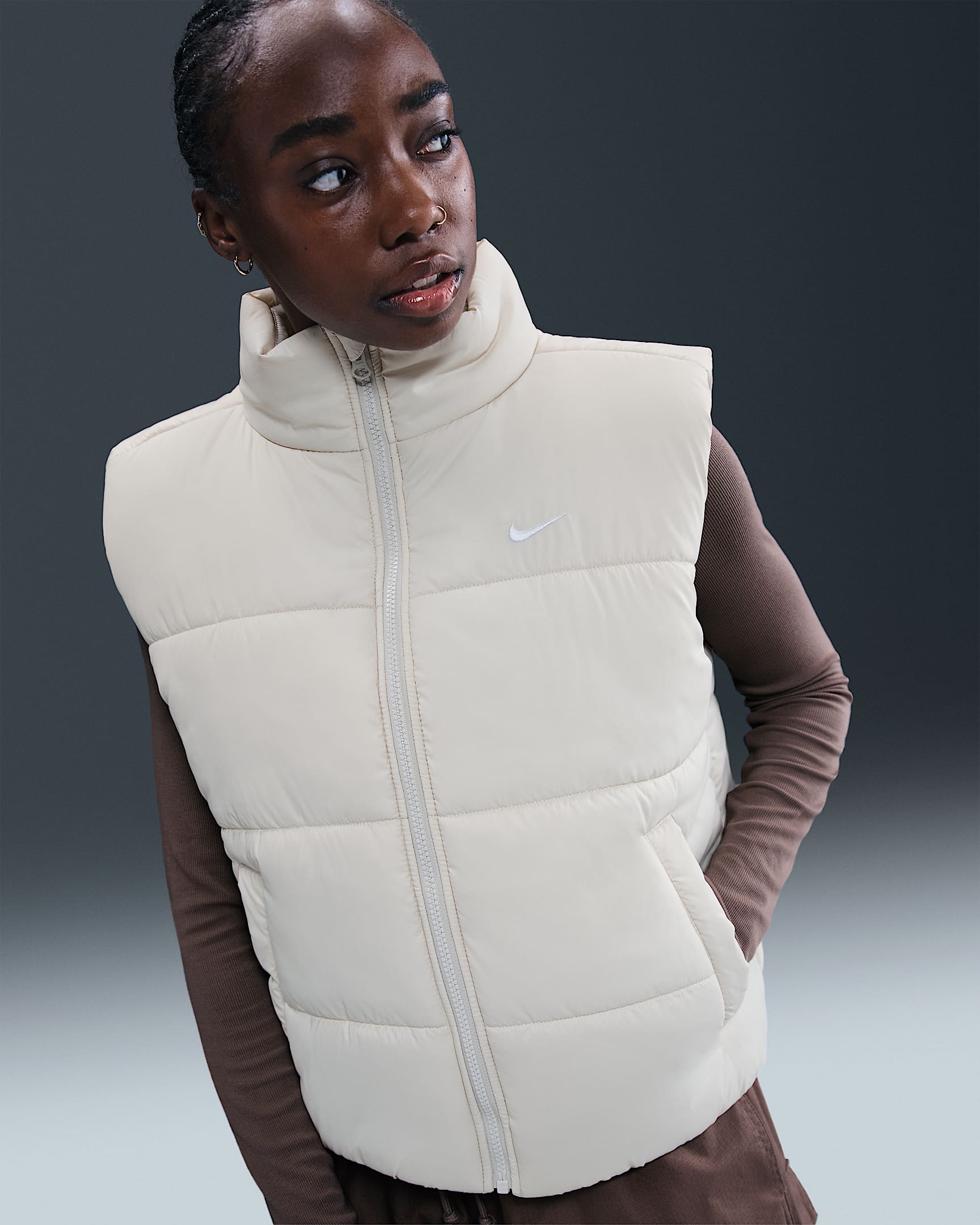 Nike Sportswear Classic Puffer Therma-FIT ruimvallende bodywarmer voor dames - Light Bone/Wit