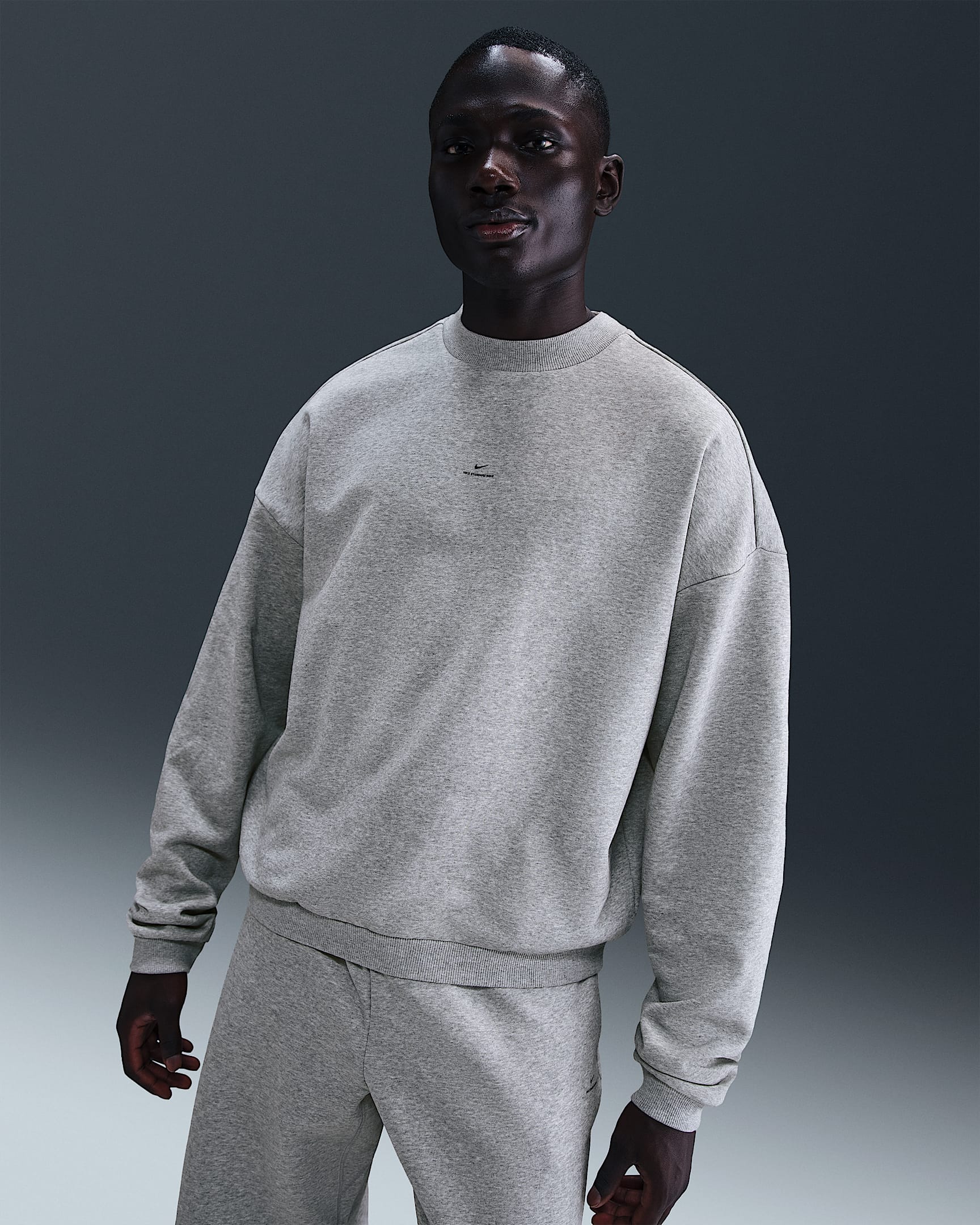 Nike Standard Issue Men's Therma-FIT Basketball Crew - Dark Grey Heather/Black