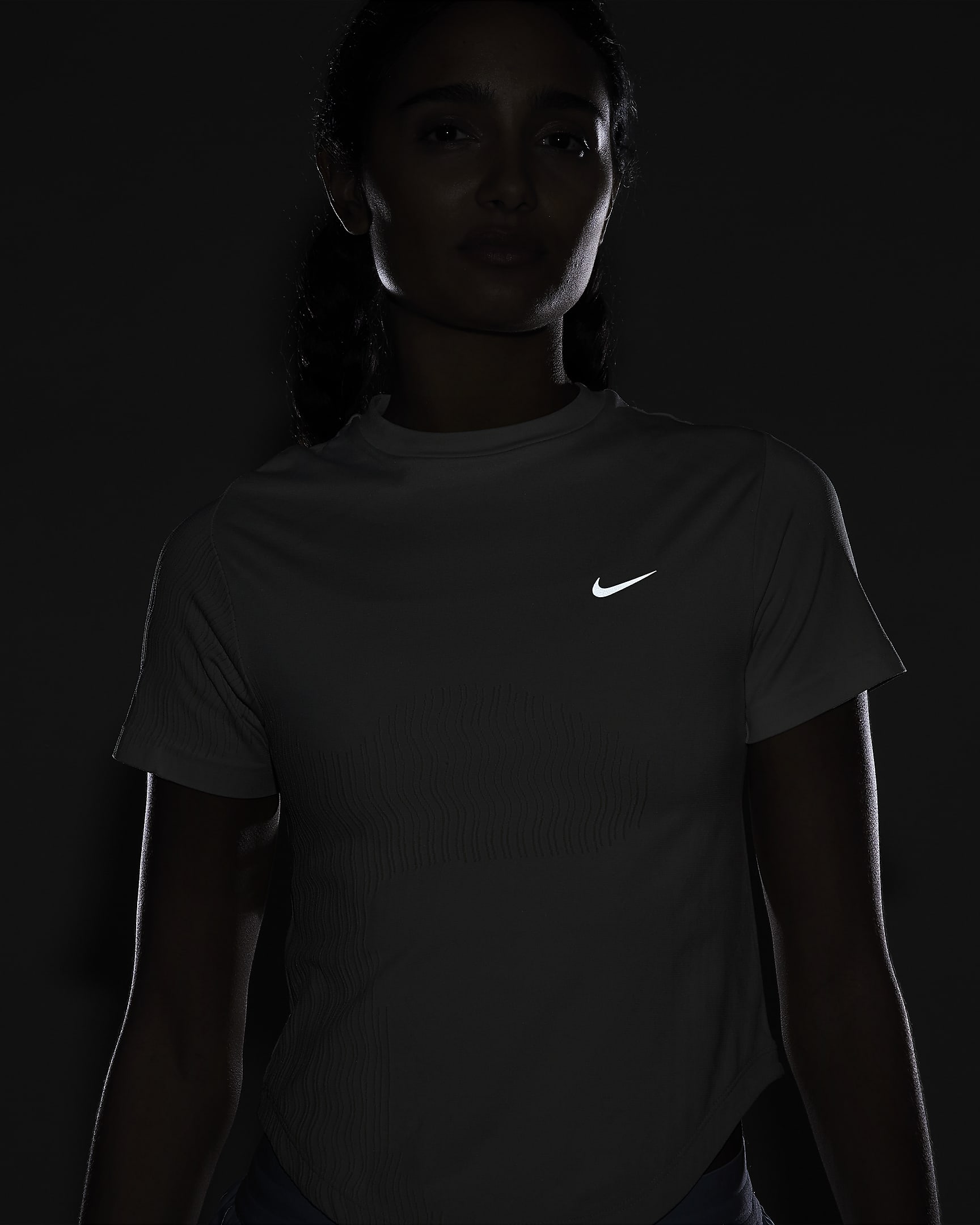 Nike Running Division Samarreta de màniga curta Dri-FIT ADV de running - Dona - Barely Green/Olive Aura