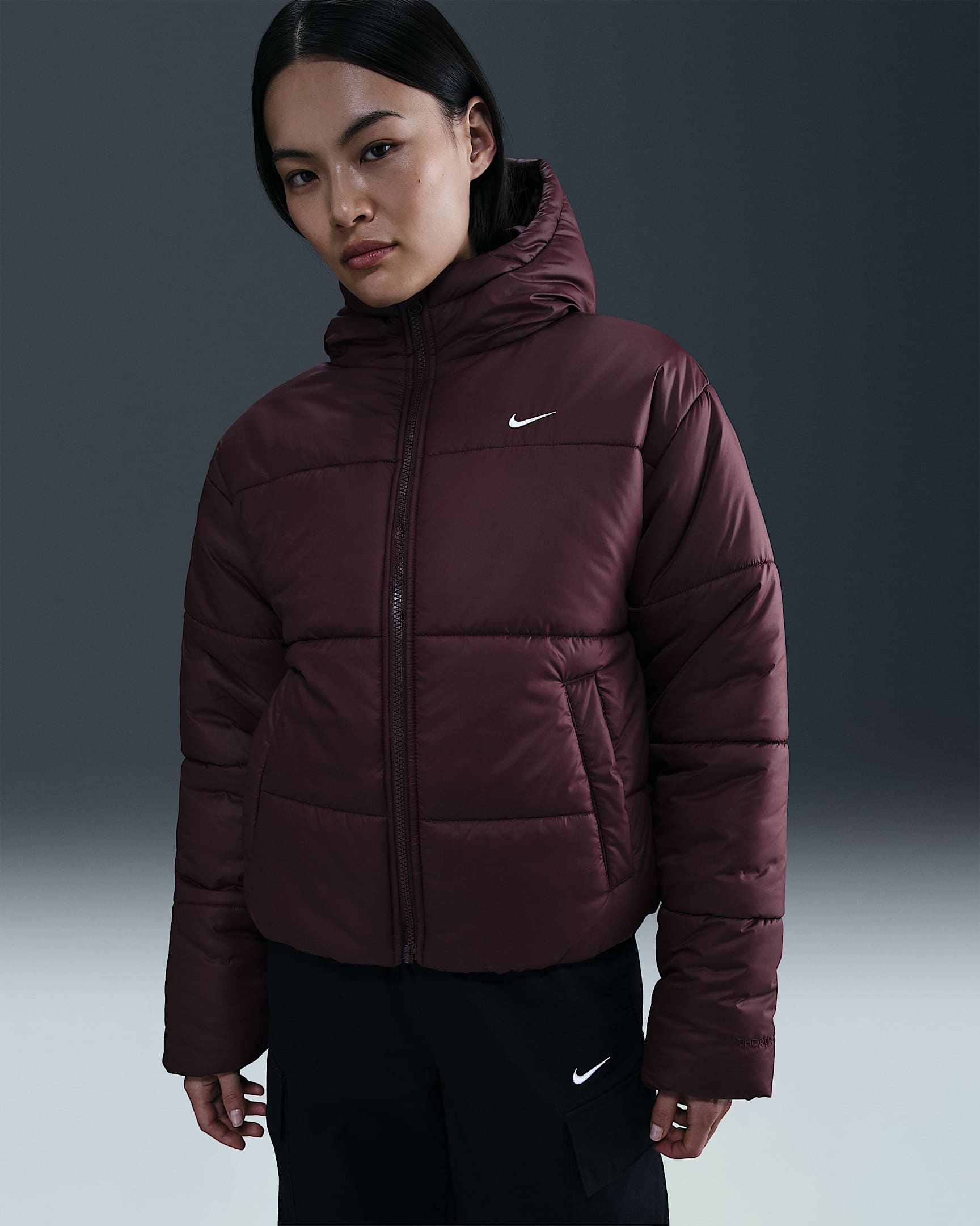 Chamarra con gorro Therma-FIT holgada para mujer Nike Sportswear Classic Puffer - Burdeos enérgico/Blanco